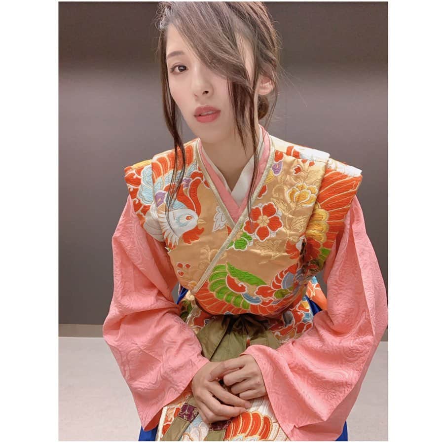 松井絵里奈さんのインスタグラム写真 - (松井絵里奈Instagram)「2019"よい仕事おこし"フェアに お越しいただきありがとうございました❣️ 古代衣装を身に纏い 私の生まれ育った 奈良県橿原市のPRをさせていただきました🙌🏻 今まさに見頃の藤原宮跡 コスモス畑に行きたいです♪  今井町の街並みも美しいですし 大和八木駅から近鉄電車で、 名古屋にも大阪にも三重にも行きやすいーっ！！ ひとり旅したいです〜🚞❤︎ 大和八木駅から奈良交通のバスでは、私が観光大使をさせていただいている、十津川村までも行けるんですよ❣️ 日本一長い路線バス🤣🙌🏻 小さい頃は、長い長い。。おばあちゃんち、まだかな〜って思いながら乗っていましたが、日本一長かっただなんて知りませんでした笑笑！！ なんにもない。が、いい。 何かを思い出させてくれる。  また、心身ともに大自然に癒される。 奈良の中南部に遊びに来てくださいねー🤤🙌🏻 #奈良県 #かしはらし #さらら姫 #せんとくん #さららちゃん #ゆるキャラ #よい仕事おこしフェア  #ポルベニル飛鳥 #サッカーチーム #松井絵里奈 #古代衣装」10月9日 12時18分 - erina74xx