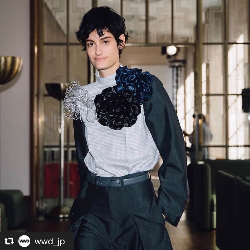 TOGAさんのインスタグラム写真 - (TOGAInstagram)「#repost from @wwd_jp ・  コレクション・リポート：「トーガ」がファッションの“無駄”を楽しみに変えた　自由を手に入れ活気づくベーシック﻿ ﻿ ﻿ 　時には、寄り道先で思わぬ素敵な拾い物をすることがある。乗り間違えた電車で、美しい景色に出くわすこともある。無駄に見える人生の余白を持つことこそ、本質的に心を満たす一つの方法になる——「トーガ（TOGA）」2020年春夏コレクションのショーを見た筆者はそう思った。﻿ ﻿ 　同ブランドは今シーズンもロンドン・ファッション・ウイークに参加し、ショー会場には王立英国建築家協会を選んだ。コレクションノートには、“包む（wrapping）”“再開発（redevelopment）”“能率（efficiency）”の3語がテーマとして並んでいた。「生産性最優先の現代において、生産性を優先しないという空気感をどのように作れるのかを考えた」というデザイナーの古田泰子の言葉で、コレクションの背景についての説明が始まる。﻿ ﻿ PHOTOS : ACIELLE / STYLE DU MONDE﻿ ﻿ #TOGA #トーガ #古田泰子 #2020ss #20ss #ss2020 #ss20 #LFW #LFW2019 ﻿」10月9日 12時33分 - togaarchives