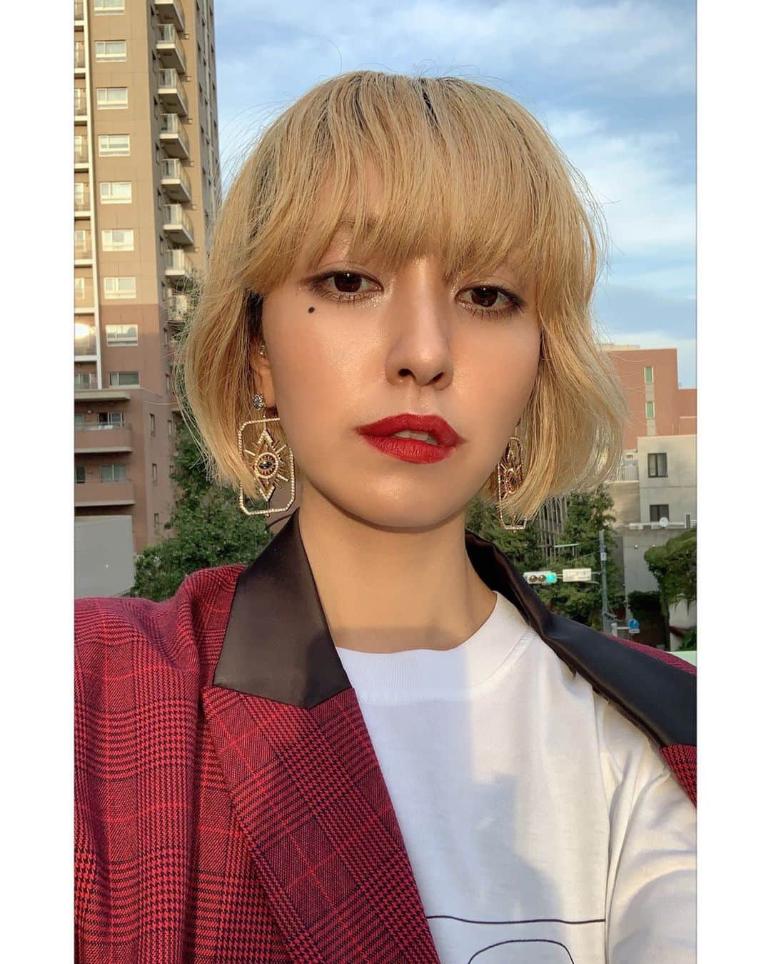 PELIのインスタグラム：「スワロフスキー の新しいピアスが不思議な目モチーフ👁👁 ホルスの目かな？メデューサの目かな？幸福な王子の目かもな！💎🐧 スワロのジュエリーは繊細なビジューが綺麗で毎回感動する！！ #swarovski #horuseyes #earrings #swarovskijewelry #medusa #medusaeye #thehappyprince #swallow thank you💕💕 @swarovski」