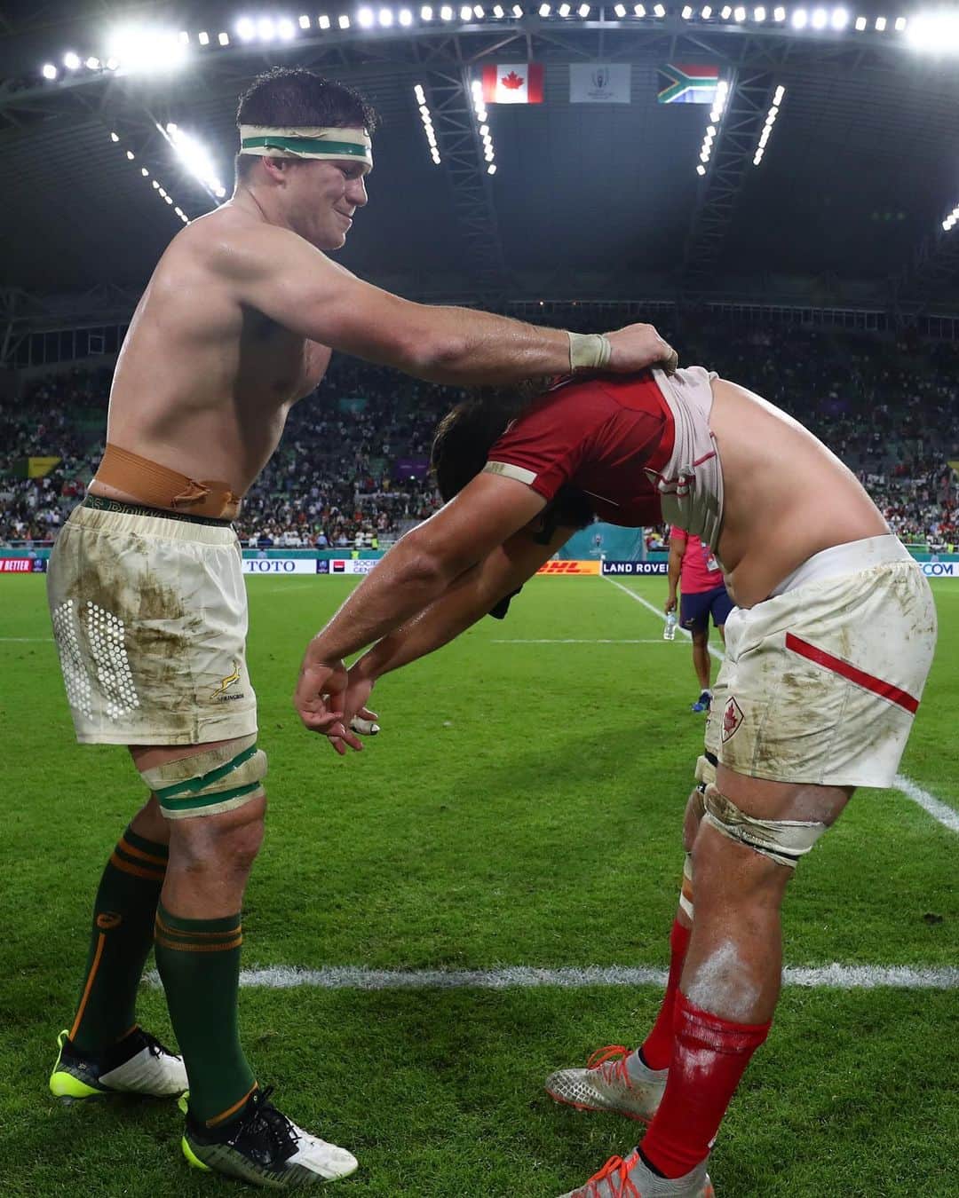 ラグビーワールドカップさんのインスタグラム写真 - (ラグビーワールドカップInstagram)「. 試合後のジャージー交換🤝 時には相手チームに脱がすのを助けてもらうことも😊😊😊 . #RWC2019 #RSAvCAN #RWC神戸 #RSA #StrongerTogether #CAN #riseasone #RugbyCA」10月9日 12時40分 - rugbyworldcupjp