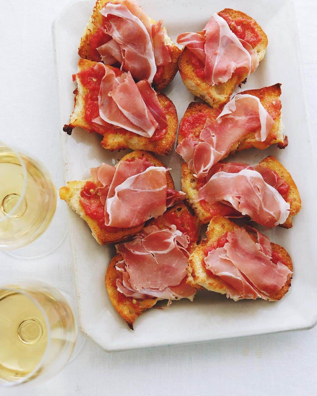 樋口正樹さんのインスタグラム写真 - (樋口正樹Instagram)「Pan con tomate 🍅🥖 . パン・コン・トマテの 生ハムのせをつまみに、 白ワインでランチ飲み。 . パンはタカキベーカリーの「石窯ちぎりフランス」を使い、上下を切り分け、食べやすいサイズにちぎってから、香ばしくトーストし、断面にニンニクをこすりつけ、すりおろしたトマトを塗って、オリーブオイルをまわしかけ、生ハムをのせて出来上がり。簡単で美味しいおつまみトーストです。 👉@takaki_bakery_official . 🥖イベントのお知らせ🥖 広島パンフェスタ2019 10月13日(日)＆14日(月) 👉@hiroshimapainfesta . タカキベーカリーが パンフェス初出店です！ . 「パンが身近にある幸せな生活を提案」をコンセプトに広島と全国のパン屋さんが大集結するパンフェスタです♪ タカキベーカリーブースでは石窯パンやイギリスパンのカット販売をはじめ、広島工場直送のミルクフランス、普段は買えない東日本限定の石窯パンが登場します。是非皆様お誘いあわせの上ご来場ください♪ . 〈開催日時〉 10月13日(日)11～17時 10月14日(月)11～16時 . 〈入場料〉 大人100円 高校生以下無料 ※14時以降は無料で入場できます。 . 〈会場〉 広島市中小企業会館（商工センター） 〒733-0833 広島市西区商工センター1丁目14-1 . . #パンコントマテ #トマトの日 #パンとワイン #パンのお供 #ワインのお供 #ワイン会 #石窯パン #石窯ちぎりフランス #石窯パン #タカキベーカリー #takakibakery #パン部 #パンスタグラム #パン大好き #広島パンフェスタ #広島パンフェス #広島パン #広島パン屋 #広島スイーツ #広島イベント #広島カフェ #広島グルメ #パン雑貨 #パンイベント #パンフェスタ #パン祭り #広島 #広島市西区 #商工センター #pancontomate」10月9日 13時00分 - higuccini