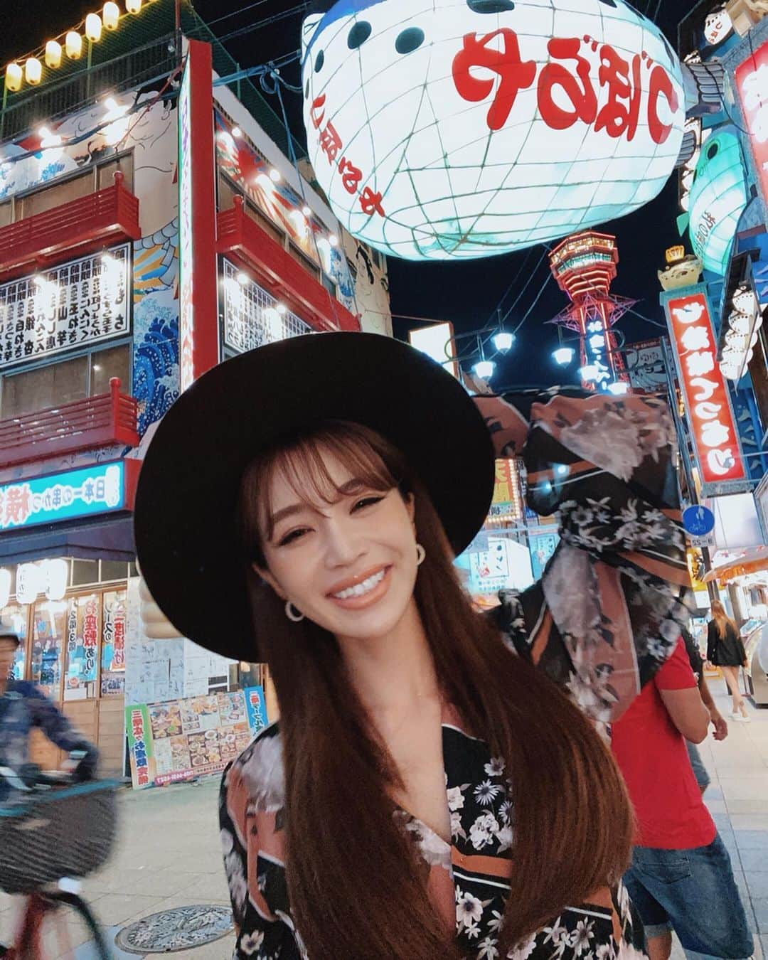 のインスタグラム：「いい感じに渋めの串カツ屋さん🏮 大阪行くといつも串カツはしごしちゃうんよねー😂 この日もいーっぱい笑って楽しかったなぁ😂💓 #大阪 #通天閣 #新世界 #eimy #eimyistoire」