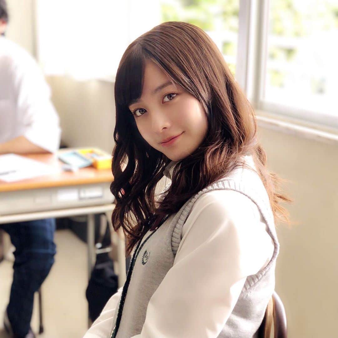 映画『午前0時、キスしに来てよ』のインスタグラム：「＼📚0キススクールタイム🏫 ／ ﻿ ﻿ 🕐ただいま13時！ ﻿ ﻿ お昼休みのふわっと☺️振り向き日奈々🍀 ﻿ ﻿ ﻿ #お昼休み #ランチ #みんな #何食べましたか？#学校 #jk #かわいい #天使 #ズキュン 😍#後ろ は #あーちゃん #午前0時キスしに来てよ #12月6日公開 #0キス #0kiss #ゼロキス #日奈々 #橋本環奈」