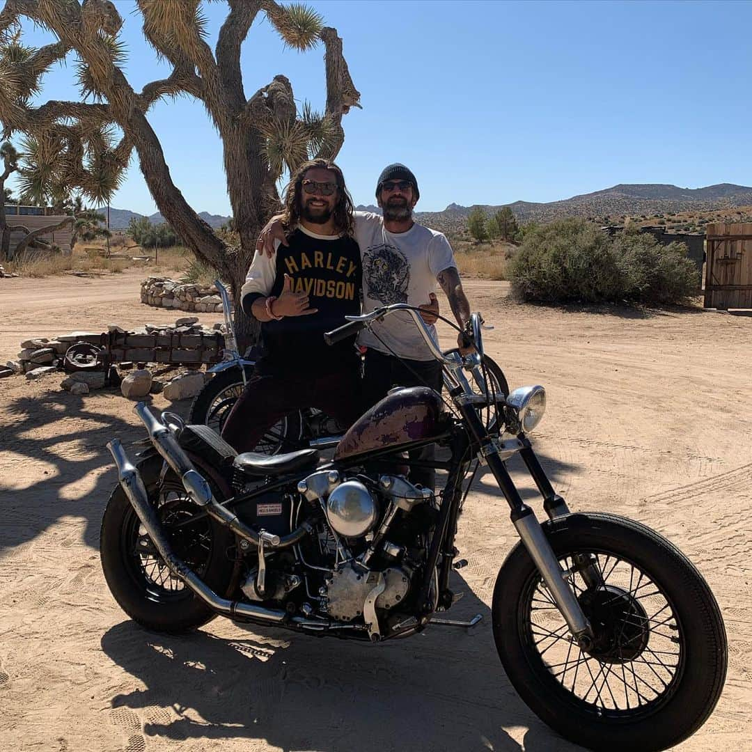 ジェイソン・モモアさんのインスタグラム写真 - (ジェイソン・モモアInstagram)「Finally bought a 36 knuckle I’m so humbled and stoked to hang with @4q69 max your everything Jermiah said you would be.  Truly happy to finally meet @love_cycles mahalo for the intro to all your beautiful friends  @ericdean so thankful we are neighbors and bro’s  Love my @harleydavidson  they keep me sane, in the wind, Free to roam  aloha j」10月9日 13時06分 - prideofgypsies