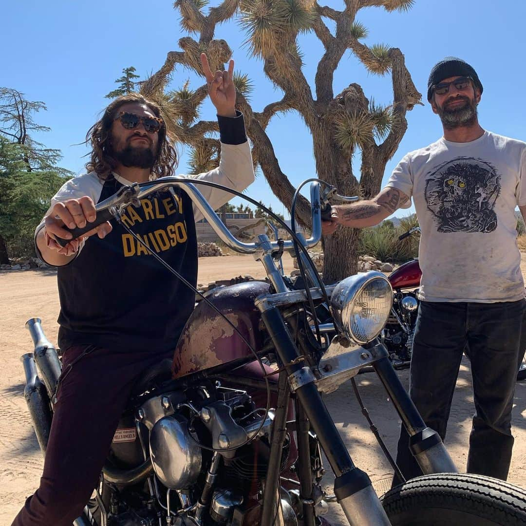 ジェイソン・モモアさんのインスタグラム写真 - (ジェイソン・モモアInstagram)「Finally bought a 36 knuckle I’m so humbled and stoked to hang with @4q69 max your everything Jermiah said you would be.  Truly happy to finally meet @love_cycles mahalo for the intro to all your beautiful friends  @ericdean so thankful we are neighbors and bro’s  Love my @harleydavidson  they keep me sane, in the wind, Free to roam  aloha j」10月9日 13時06分 - prideofgypsies