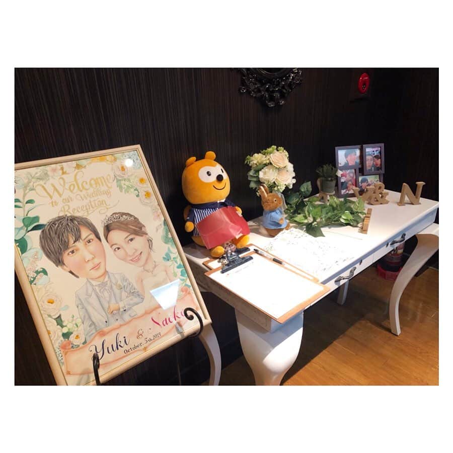 赤谷奈緒子のインスタグラム：「皆さんコメントやメール、嬉しいお言葉たくさん本当にありがとうございます😢😢💕 . . また結婚式のデータが届くの楽しみだな☺️💕 . . ウェルカムボードは 昔から結婚したらどうしても書いてもらいたかった大好きなお友達にお願いしたよ🥺♡ . . 想像してた以上に、とってもとっても可愛いくて🥺、嬉しすぎて…２人の宝物になりました💐 . 本当にありがとう❤️ . #結婚式 #welcomeboard #ウェルカムボード #ウェルカムスペース #披露宴 #挙式」