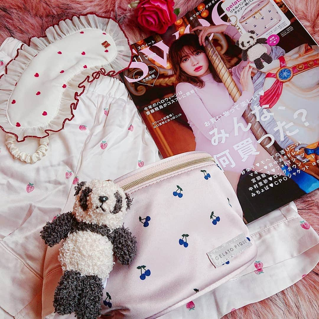 西内みなみさんのインスタグラム写真 - (西内みなみInstagram)「11月号sweet🍒 （@sweet_editors ） 表紙は大好きな小嶋陽菜様🐱！ ジェラピケのポーチもパンダもかわいい！ ハワイに持ってこうと思います🌟 . 今月号見応えありすぎ！！！♡♡ クリスマスコフレどれ予約しようか 迷うけど、やっぱりポルジョかな〜🎅🏻？ . 来月号の付録も本当に豪華！！！♡♡ #sweet #sweet付録 #sweet11月号 #宝島社 #gelatopique #ジェラートピケ #ジェラピケ #小嶋陽菜 #こじはる #にゃんにゃん #スウィートインスタ . sweetは毎月12日発売です🌟」10月9日 13時16分 - miiiiiiu3u6