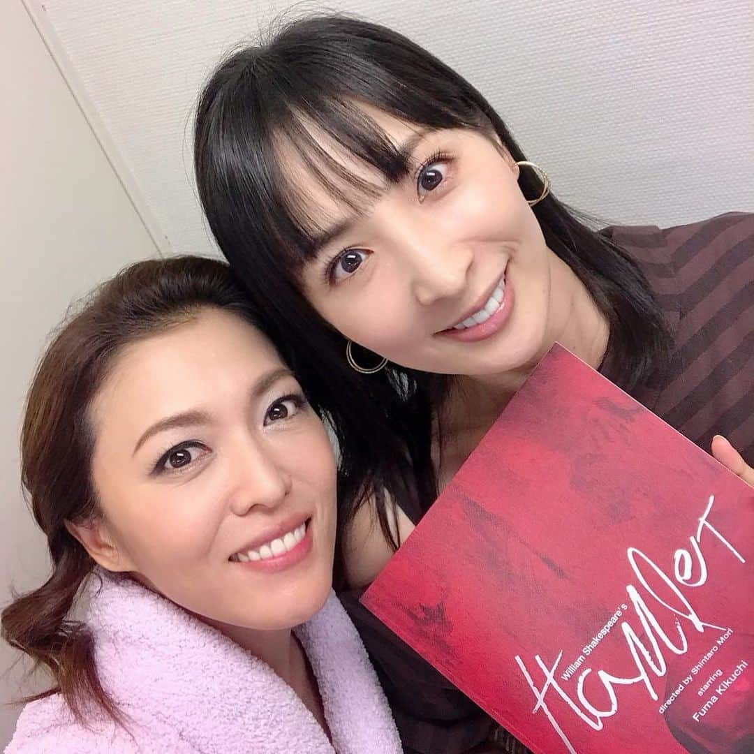 真飛聖さんのインスタグラム写真 - (真飛聖Instagram)「今日 10月9日は 大好きで 大切な 瞳子さんの お誕生日🎂 年々 魅力が増していくのだけど、 一体なんなんだろう。。。 これからの1年も  心が笑顔いっぱいの日々になりますように✨ 瞳子さんに 幸あれ♡  そして 先日 瞳子さん 出演の舞台 『HAMLET-ハムレット』 観させていただきました☺︎ 上演時間 4時間という  とても見応えのある 面白い舞台でした👀 皆さん ものすごい台詞量〜 瞳子さんの美しい姿見れて嬉しかったなぁ〜♡ #hamlet #安蘭けい さん #真飛聖」10月9日 13時27分 - sei_matobu