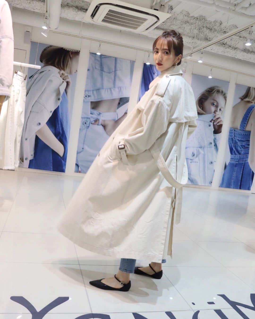 平木愛美のインスタグラム：「hello💙 最近の展示会やおかいもの⚪️ . コート、ワンピ、パンツ、色々オーダーしたので届くの楽しみだな♡  この、真っ白！！すぎないとっても可愛い白のトレンチが、色もサイズ感も全てお気に入りです。  ireneのドレスもふわっとする裾がとーーーっても可愛かった。  はあ、可愛い洋服たちにきゅんとします。 . / @_irene__official_ @yanuk_official @moname.official @stunninglure」