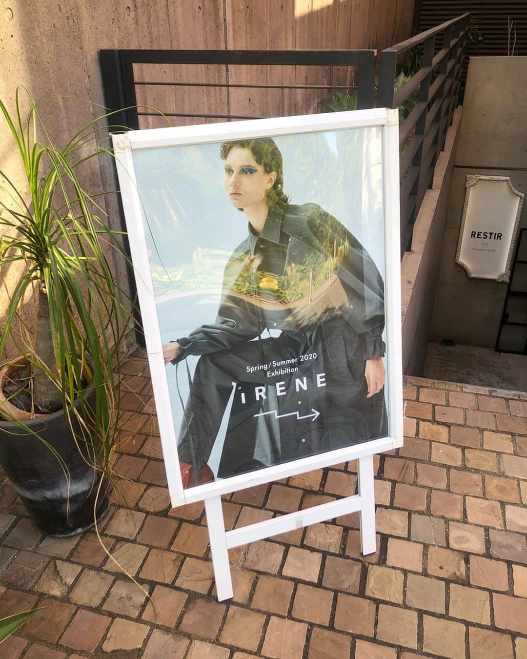 平木愛美さんのインスタグラム写真 - (平木愛美Instagram)「hello💙 最近の展示会やおかいもの⚪️ . コート、ワンピ、パンツ、色々オーダーしたので届くの楽しみだな♡  この、真っ白！！すぎないとっても可愛い白のトレンチが、色もサイズ感も全てお気に入りです。  ireneのドレスもふわっとする裾がとーーーっても可愛かった。  はあ、可愛い洋服たちにきゅんとします。 . / @_irene__official_ @yanuk_official @moname.official @stunninglure」10月9日 13時29分 - manamihiraki