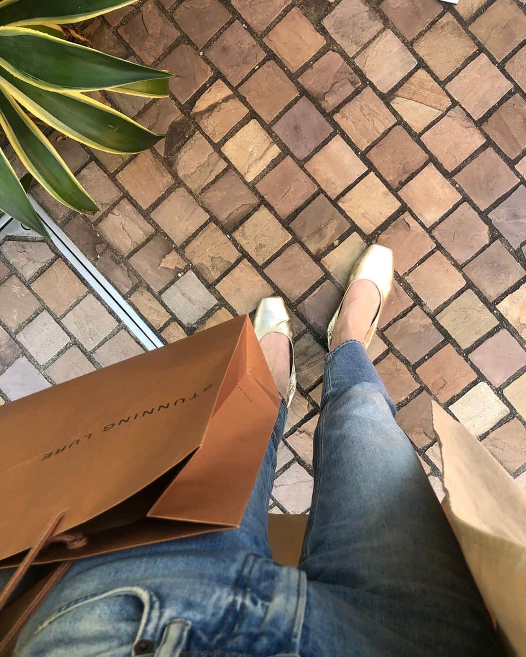 平木愛美さんのインスタグラム写真 - (平木愛美Instagram)「hello💙 最近の展示会やおかいもの⚪️ . コート、ワンピ、パンツ、色々オーダーしたので届くの楽しみだな♡  この、真っ白！！すぎないとっても可愛い白のトレンチが、色もサイズ感も全てお気に入りです。  ireneのドレスもふわっとする裾がとーーーっても可愛かった。  はあ、可愛い洋服たちにきゅんとします。 . / @_irene__official_ @yanuk_official @moname.official @stunninglure」10月9日 13時29分 - manamihiraki