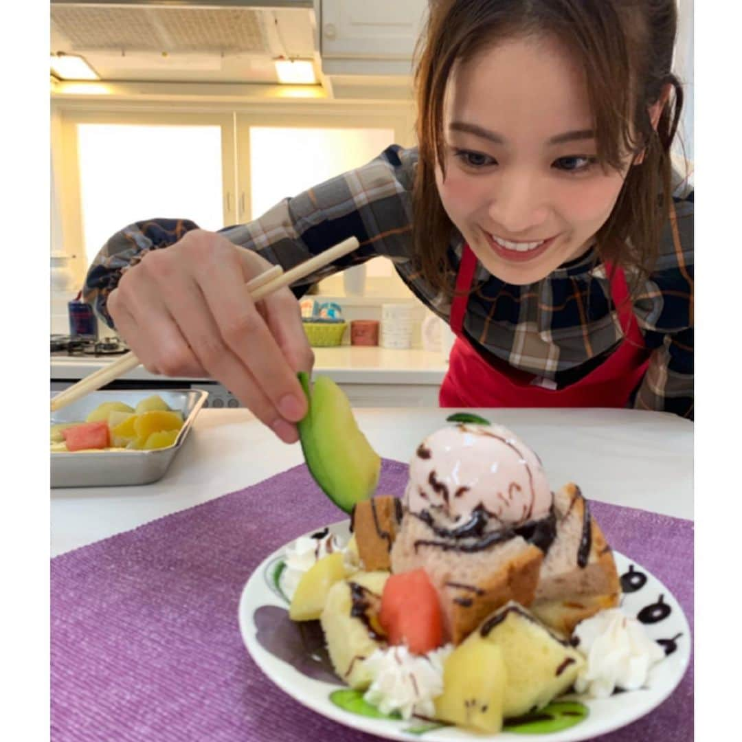 中村明花さんのインスタグラム写真 - (中村明花Instagram)「.﻿ こんにちは☺︎﻿ 〝Mart食パン部〟の部長でございます🙋‍♀️🍞﻿ ﻿ 今まで好きなものを入れて挑戦しつつも色々な食パンを作ってきましたが、どれも美味しく出来ちゃうというホームベーカリーの凄さに改めて惚れ直している私です。﻿ ﻿ 今回はストロベリー粉末とマンゴージュースを入れて食パンを焼いてみました。﻿ ﻿ これがまたフルーツの優しい甘さと香りが広がって美味しくて🤤﻿ そのままでも美味しいのですが、ほんのり色付いて見た目も可愛かったのでアイスクリームをのせてデコレーションしてみました♡﻿ ﻿ ちょっとしたパーティーメニューにも喜んでもらえそうですよね❁﻿ ﻿ ﻿ Martのサイトでも食パン部の記事が色々とアップされているので是非覗いてみてくださいね😊﻿ ﻿ ﻿ ❁❁❁❁❁❁❁❁❁❁❁❁❁❁❁❁❁﻿ ﻿ 引き続きInstagram投稿キャンペーンも開催中です❗️﻿ 投稿いただいた方の中から抽選で素敵なプレゼントが当たります🎁﻿ 詳しくはMartのサイトまで☺︎﻿ （ストーリーのハイライトからサイトにとべます）﻿ ﻿ ﻿ #Mart幸せおうち食パン部﻿ #martmag﻿ #パナソニック﻿ #ホームベーカリー﻿ #おうち食パン﻿ #食パンレシピ﻿ #高級食パン﻿ ﻿」10月9日 13時31分 - sayaka_nakamura3