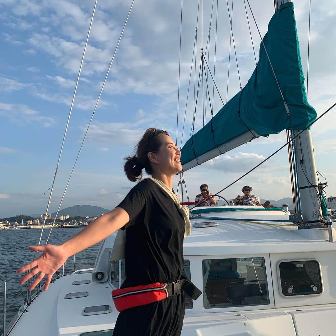 新垣泉子さんのインスタグラム写真 - (新垣泉子Instagram)「未来に、翔け！！！ みたいな写真になりましたが、  実際は、 『海賊王に、俺はなる！』 と言いながら撮った写真☆  先日、素敵なヨットに乗せていただきました(o^^o)  曇りの予報でしたが、どなたかの日頃の行いが良かったのか？お天気も良く、気持ちの良い青空の下、小戸のヨットハーバーから出発☆  風も気持ち良くって、百道浜の海から眺める福岡タワーやTNC、ヤフオク!ドームは、いつもとまた違った景色に見えました(^-^) 夕陽がだんだん沈む空のグラデーションも綺麗で、なんというか、地球の美しさを感じました！！！ 海も空も、改めて広かったです！！！ また、風を読みながら帆を張ったり舵を切ったりするヨットの面白さも、教えていただきました(^-^) 以前、タモリさんのヨット大会『タモリカップ』の司会をさせていただいていた御縁で、今回貴重な体験をさせていただきました(^-^) いつか私もヨットマン、ヨットウーマンの仲間入りをしてみたいです☆ 『May be』の吉川さん！ ありがとうございました(o^^o)☆ #ヨット #ヨット体験 #ヨットクルージング #ヨットクルージング体験 #ヨットマン　#ヨットウーマン #maybe #吉川オーナー #ありがとうございました #タモリカップ　#ヨット大会 #未来に翔け #海賊王に俺はなる  #ONEPIECE #百道浜 #いつもと違った景色 #地球は広い #世間は狭い #tnc #アナウンサー」10月9日 13時32分 - motoko.arakaki