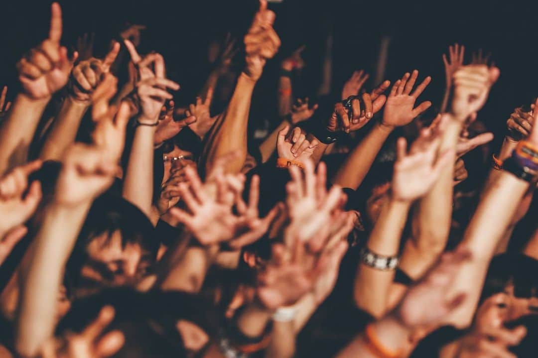 のインスタグラム：「高崎。By Your Side Tour３日目。これが俺たちからのライブビュー。最高の景色なんだぜ。いつもありがとうだぜ。 Photo by @nishimakitaichi #nothingscarvedinstone ヨガ🔥」
