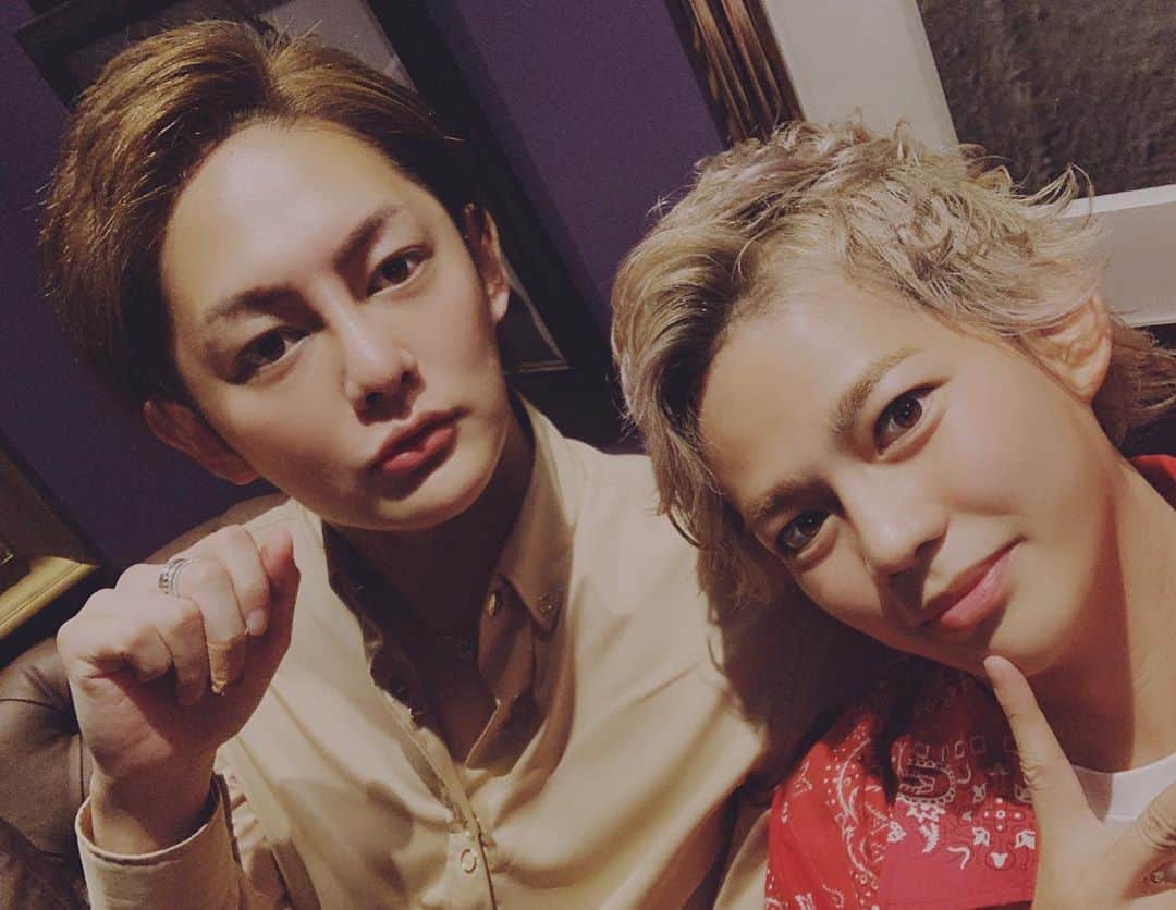 のインスタグラム：「誰とでも仲良くしようとするのは﻿ やめること。﻿ 全ての人間に合わせようとして﻿ 沢山の顔を持つと﻿ 結局自分の本当の顔を忘れてしまう﻿ ﻿ 多数の仮面をかぶるより素で勝負﻿ ﻿ #久々 #えちる #かいじる﻿  @x.x.xsmx.x.x  @mutoshizuka0204  #青汁バトン #1億円 #頼もう」