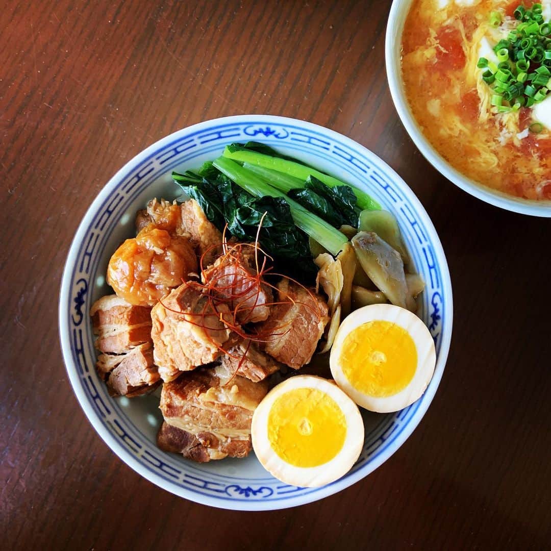 志摩有子さんのインスタグラム写真 - (志摩有子Instagram)「梅干し煮を作った翌日のお楽しみ。丼にしたりラーメンにのせたり。ご飯が一杯分しかなかったので、半分はラーメンに。たっぷり作っていろいろ楽しむ。 #ふーみん風豚バラ肉の梅干し煮  #リメイクレシピ #マイヤー圧力鍋」10月9日 13時51分 - ariko418