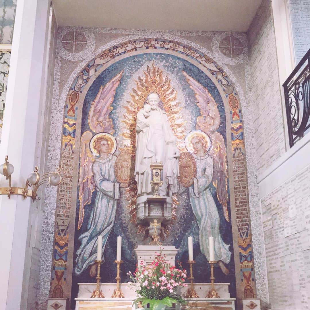 東佳苗さんのインスタグラム写真 - (東佳苗Instagram)「教会巡りなど⛪️💒❤︎ #saintchapel のステンドグラス圧巻でした…😭💜💫✨ #chapellenotredamedelamédaillemiraculeuse」10月9日 14時01分 - usagi_kanae