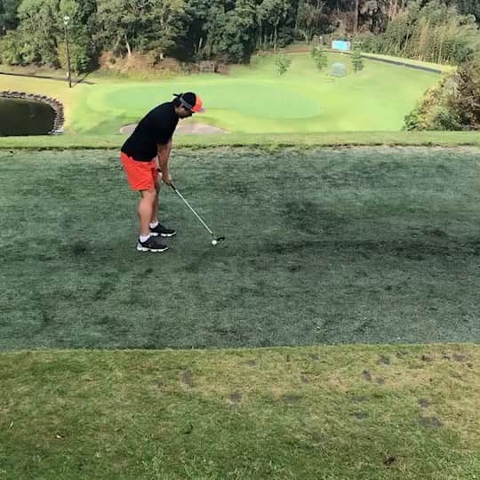 田中順平のインスタグラム：「打ち下ろしのパー3⛳️ ナイスオン🤣👌 最近のアイアン こんな感じ🏌️‍♂️ #ゴルフ #パー3 #打ち下ろし #どうかな」