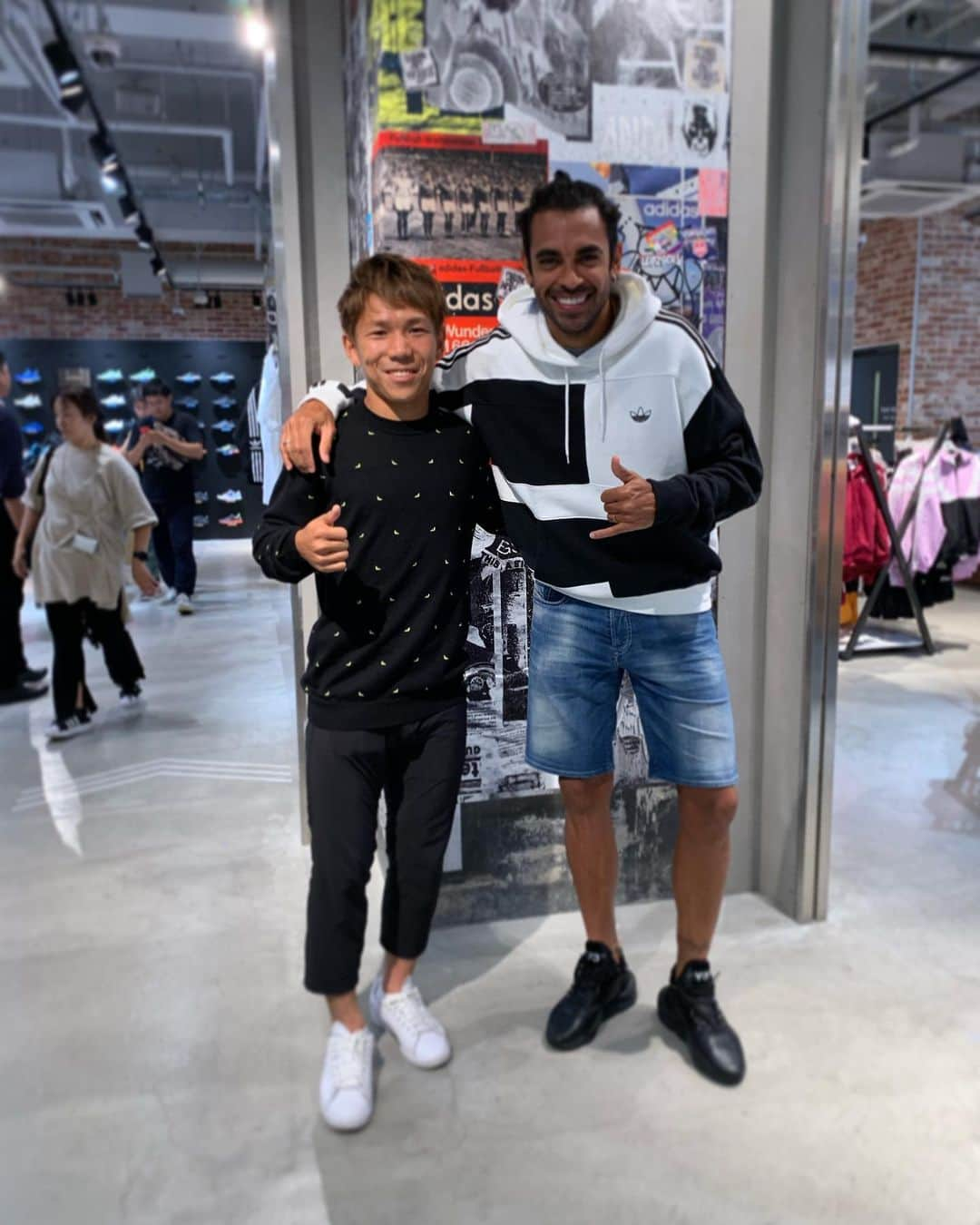 金子翔太さんのインスタグラム写真 - (金子翔太Instagram)「渋谷のアディダスで遭遇 @oficialjuniordutra  @adidastokyo @adidasoriginals @adidas」10月9日 13時55分 - kanekoshota30