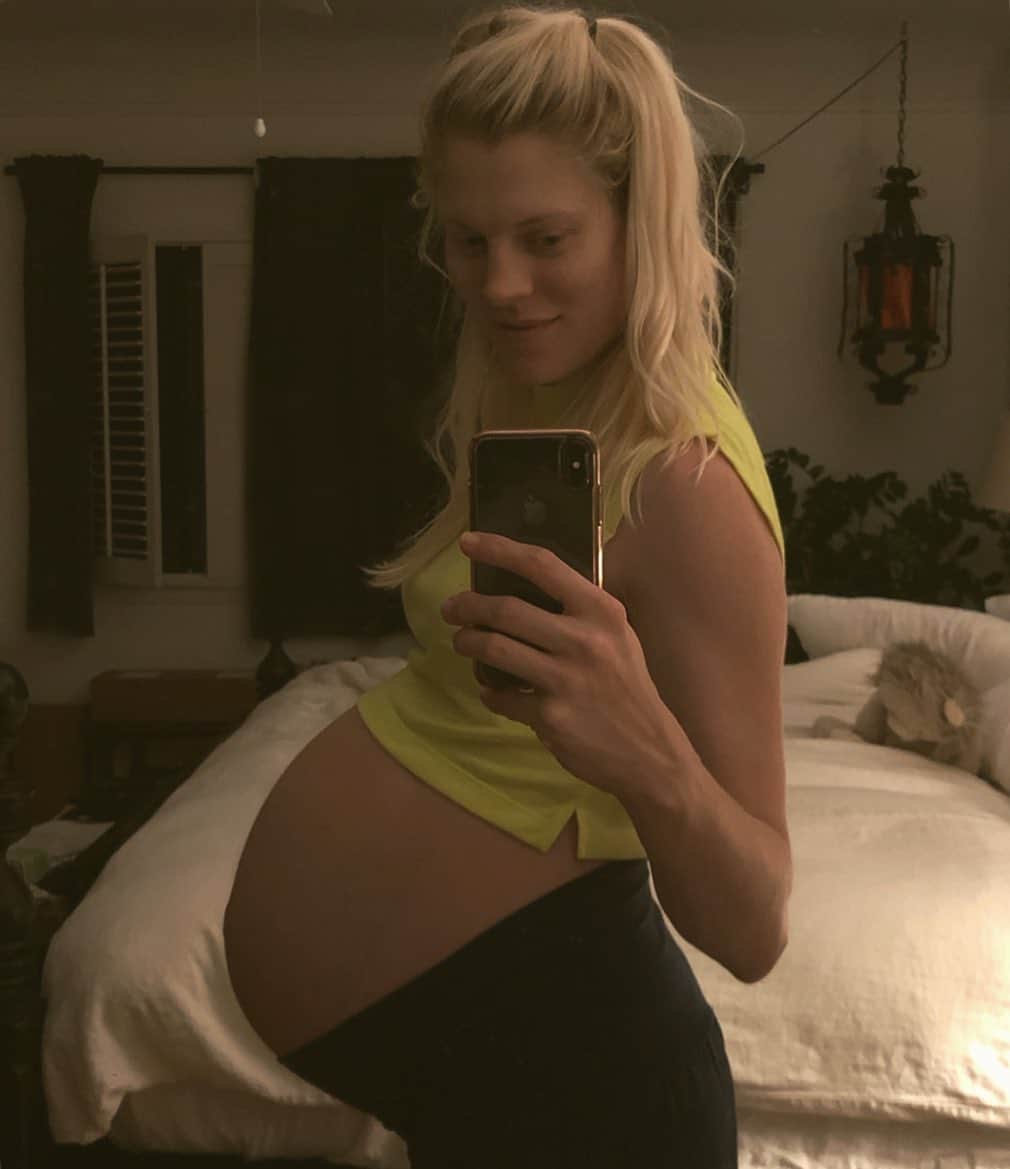 のインスタグラム：「👶🏻🎃 countdown! #38weeks and 40 lbs later 👋🏼 I’ve loved hanging out with this lil alien in utero」