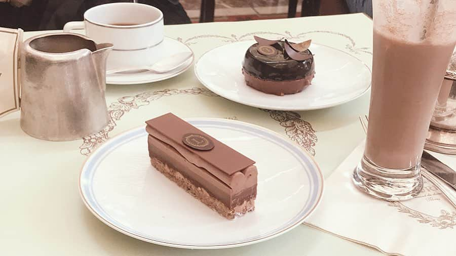 東佳苗さんのインスタグラム写真 - (東佳苗Instagram)「パリだしラデュレ @maisonladuree は基本かなと思い立ち寄りました🍫🧁☕️マカロンは食べてないけど美味でした❤︎ パリでは基本オープンテラスでパンと肉ばっかり食べてた気がする🥖🥪🌭🍕🥐🥯🍞🍖🍗🥩🥓 また仕事で行きたいな〜🇫🇷✨✨」10月9日 14時07分 - usagi_kanae