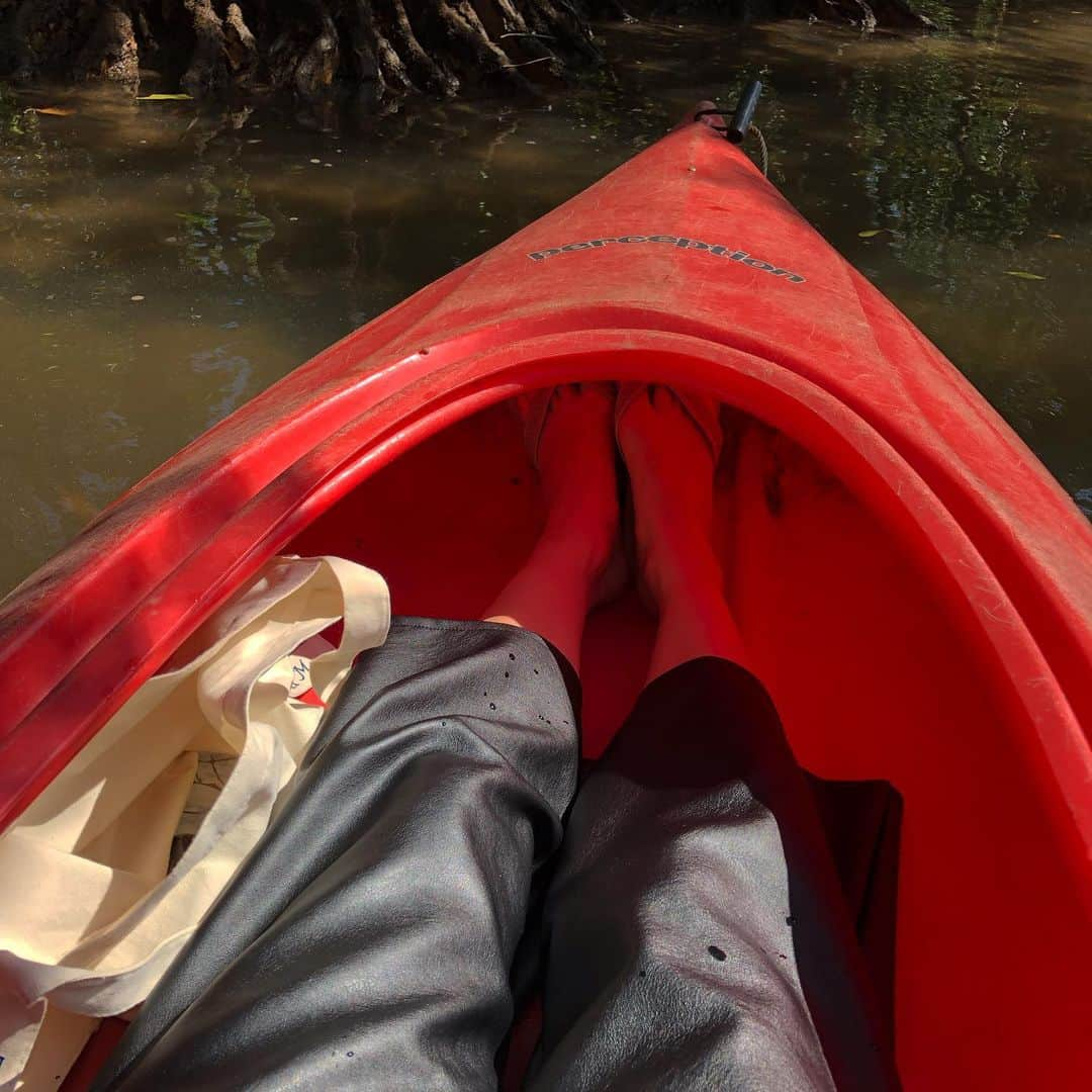 木本泉さんのインスタグラム写真 - (木本泉Instagram)「-﻿ 初 カヌー🛶﻿ ﻿ マングローブの森へ🌲﻿ ﻿ もう四苦八苦 笑﻿ ﻿ 思いつきで行ったのですが、エコレザーパンツを履いていたので汚れずにすみました😅﻿ ﻿ 跳ね返りの水で結構濡れたり、汚れますね💦﻿ ﻿ #マングローブの森#奄美大島#izumi_trip」10月9日 14時08分 - izumikimoto