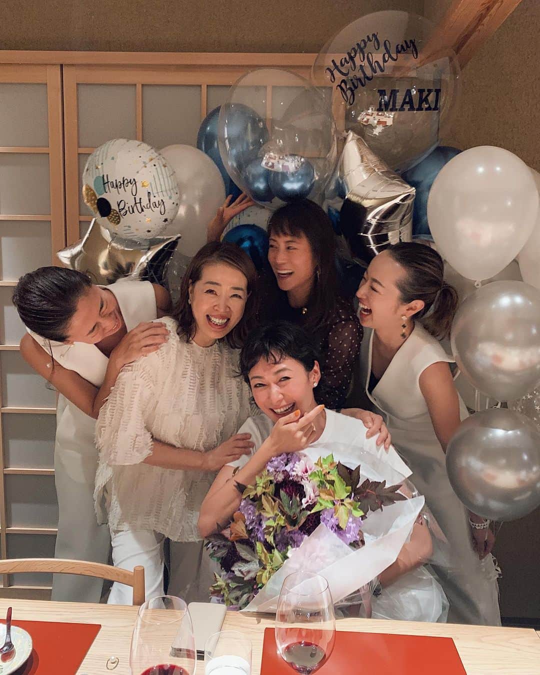 翁安芸さんのインスタグラム写真 - (翁安芸Instagram)「Happy Birthday Maki-san @tamarumaki 🎉💛✨✨ 愛する麻紀さんのお誕生日。楽しいメンバーで腹筋も顔も痛くなるほどよく笑いました🤣 #love #friends #happybirthday」10月9日 14時13分 - akinyc