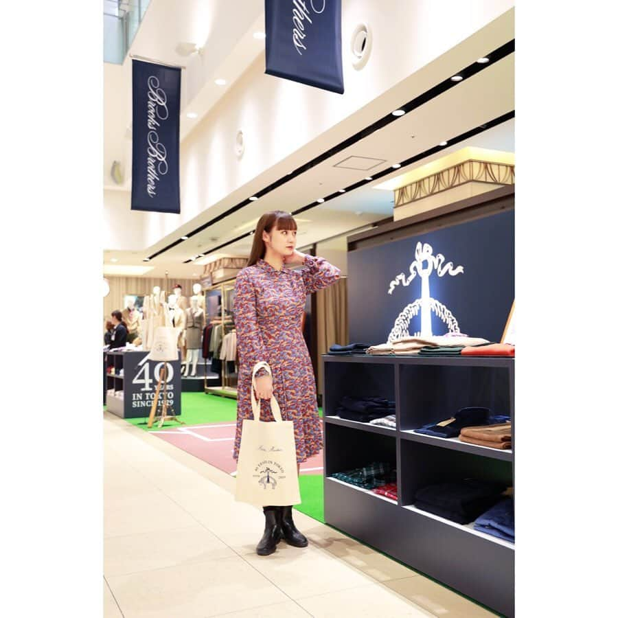 西本早希さんのインスタグラム写真 - (西本早希Instagram)「・ 今日から 博多阪急でスタートした @brooksbrothersjapan のPOPUPに 🐑！ 創立201年、日本上陸40周年の歴史あるブランド㊗️ ・ ・ POPUPスペースは、 日本上陸40周年記念のショーテーマ  ベースボールスタジアム が再現されていました ⚾️！ ・ ・ ニットを何着か持ってるんだけど  今回はワンピースを着させてもらって 📷 ・ ・ POPUPは 15日まで！  ウィメンズも素敵だけど  メンズのネクタイも ボタンダウンシャツも  ポケットチーフも とっても素敵でした 👔！ #brooksbrothers #redfleece」10月9日 14時13分 - saki1022