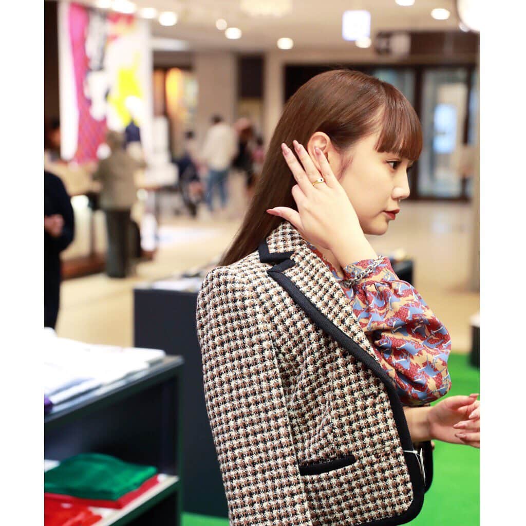 西本早希のインスタグラム：「・ 今日から 博多阪急でスタートした @brooksbrothersjapan のPOPUPに 🐑！ 創立201年、日本上陸40周年の歴史あるブランド㊗️ ・ ・ POPUPスペースは、 日本上陸40周年記念のショーテーマ  ベースボールスタジアム が再現されていました ⚾️！ ・ ・ ニットを何着か持ってるんだけど  今回はワンピースを着させてもらって 📷 ・ ・ POPUPは 15日まで！  ウィメンズも素敵だけど  メンズのネクタイも ボタンダウンシャツも  ポケットチーフも とっても素敵でした 👔！ #brooksbrothers #redfleece」