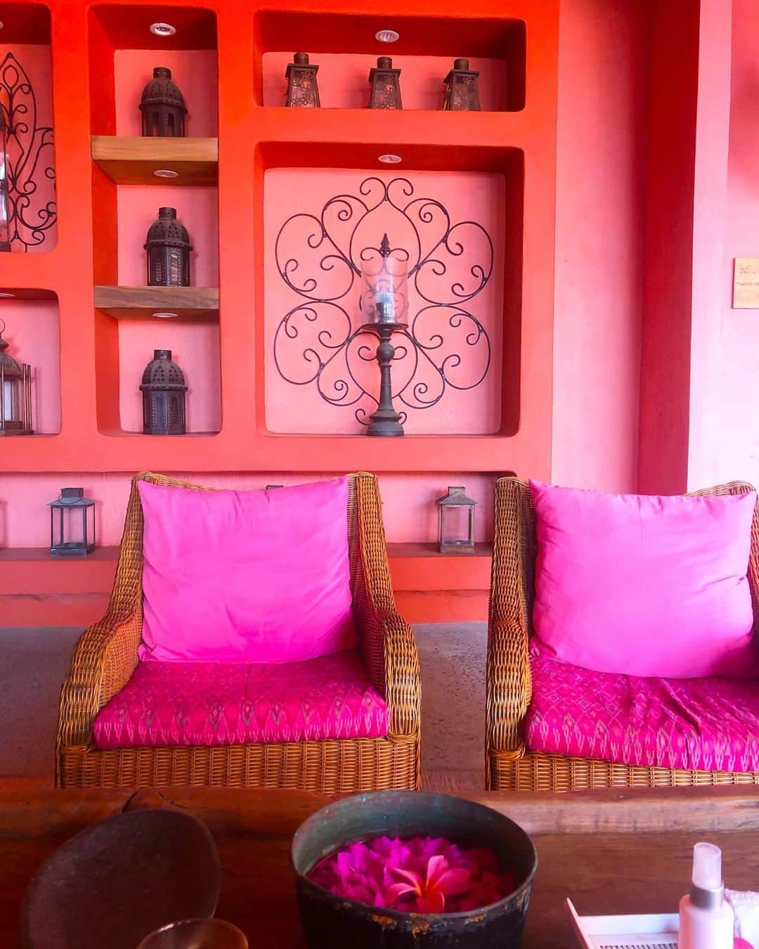 miniさんのインスタグラム写真 - (miniInstagram)「PINK WORLD🏩💓💗 今回ギリ島で泊まったのは何から何までピンクで可愛すぎるPINK COCOっていうヴィラ💗💗 チェックインを済ませたら、こんな可愛いピンクのヘンプブレスを泊まってる証として着けてくれるよ💓 建物の外も中も、部屋の中も何から何まで本当にピンク💗💗 レンタルサイクルまでピンク😍🦄💕 部屋の中も次のフィードでアップするね💗 ため息🤤💓💗 #bali #trip #balitrip #gili #gilitrawangan #gilitrawanganisland #giliislands #pink #pinkworld #pinkroom #pinkhotel #pinkvilla #pinkcoco #pinkcocotrawangan #バリ #バリ旅行 #ギリ島 #ピンク #ピンクココ」10月9日 14時21分 - mini.stagram