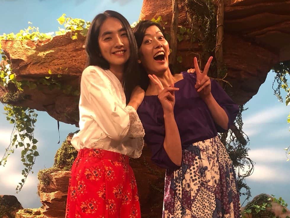 仁村紗和のインスタグラム：「NHK高校講座「地学基礎 」 第２３回が14:40〜放送です。 もうすでに20回をこえている驚きです、、 毎回収録楽しくってあっという間なのです。  いつも明るくて本当に素敵な大好きなアイコさん☺️ 今日は「海溝の地震」について学びます。」