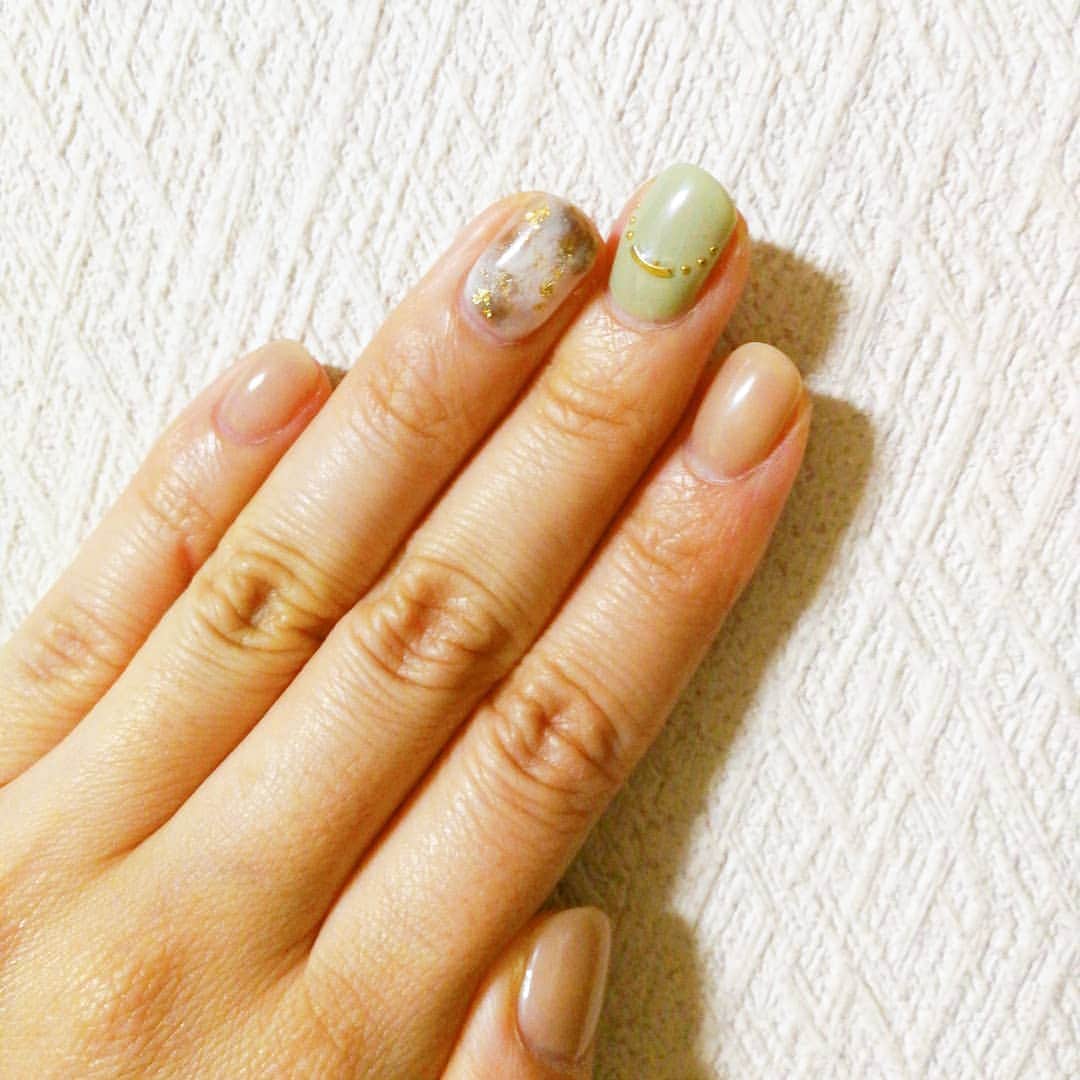 林智美 さんのインスタグラム写真 - (林智美 Instagram)「秋っぽく…のつもりが、 思ったより緑がパステルで春🌸  #ネイル #ネイルアート #nail #nailart #秋ネイル #💅」10月9日 14時38分 - h_tomomi_i