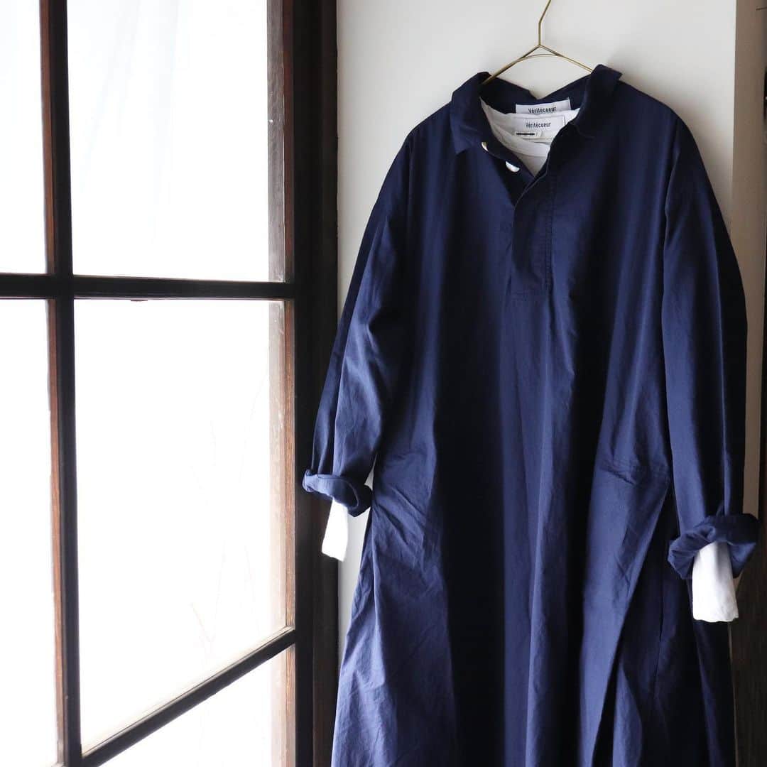 手紙社さんのインスタグラム写真 - (手紙社Instagram)「【soel（ソエル）】 柔らかなコットンポプリン生地で作られたVeritecoeur（ヴェリテクール）のプルオーバー。切り替えから寄せられた細やかなギャザーが目を惹く、シンプルながらも存在感のあるアイテムです。同素材のロング丈のワンピースは、長めの丈感とボックスタックによる動きのあるシルエットが魅力的な一着。落ち着いた色合いのカラシとロイヤルブルーは、大人の女性らしさを感じさせる秋の装いにぴったりのカラーです。店頭・オンラインショップともにぜひご覧ください。 . ▶︎soel online shop プロフィールページ（@tegamisha_soel ）のリンクより「soel online shop」へ . open/11:00-18:00　closed/mon,tue 東京都調布市下石原2-6-14 2階 *京王線西調布駅から徒歩4分 tel.042-444-5572 ▶︎お問い合わせはDM・お電話にて承っております。 . #tegamisha_soel #手紙社 #手紙舎 #tegamisha #soel #ソエル #Veritecoeur #ヴェリテクール」10月9日 14時46分 - tegamisha