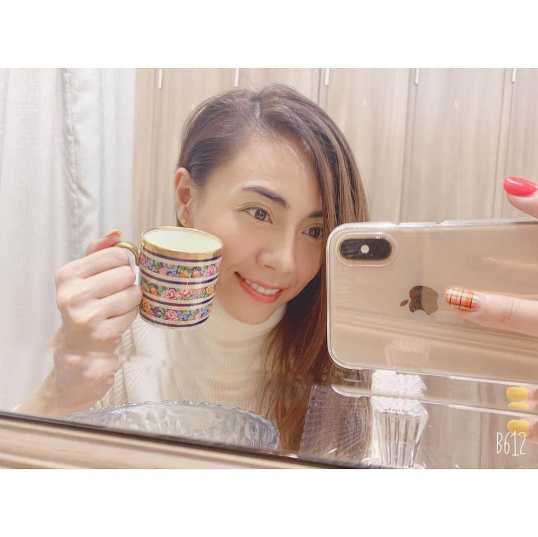 廣瀬麻伊のインスタグラム：「エステ後に頂ける、コラーゲンティータイムがほんとすきっ💕☺️ この日のメニューはこれから始まる💡新しいメニュー💡  メニュー名は、 「ナノコラーゲンフェイシャルエステ80分」  を受けさせて頂けちゃいましたぁ🥺🤲💕 内容はお顔首肩周りの凝りを丁寧にほぐし、リフトアップに効果的なマシンで仕上げ、その後 国際特許取得の「ナノ化コラーゲン」と高濃度保湿美容液をお肌深部に導入しさらにパックを行っていく季節の変わり目や花粉で揺らぎやすい乾燥の時期にオススめメニューです❤️ @m.y.331 店長みくさんのゴットハンドにただ、ただ、癒されましたぁ🥺💓 @27cosmeginza さん いつも温かく受け入れて頂き、有難うございます💕  怠けない為にも、 後一回今月いくんだっ！💆‍♀️ 楽しみぃぃ(*´ω`*) #ナノコラーゲンフェイシャルエステ #27コスメ銀座 #27cosmeginza #EPORASHE #肌質改善 #無添加エステ #季節の変わり目のケア」