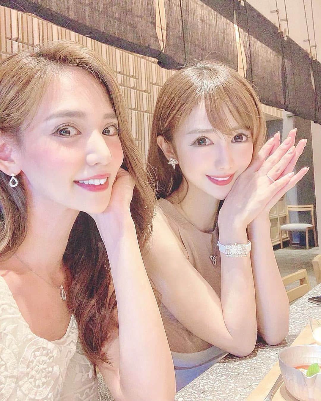 関有美子のインスタグラム：「🥰🥰🥰🥰🥰 . . 先日 ミッドタウンで和食デート😋 . ママ友美人代表の @ringo_yuu67 と💕 . . 2人で話してると 時間があっという間すぎる位楽しい💕 いつもいつもゆかりんからは 美しさと楽しさと 色々吸収するのに必死。笑笑 . . いつかゆかりんくらい スタイル良くなりたい。 ←たぶん一生無理💕 . . #ミッドタウン#ママ友#ハリーウィンストン#harrywinston」