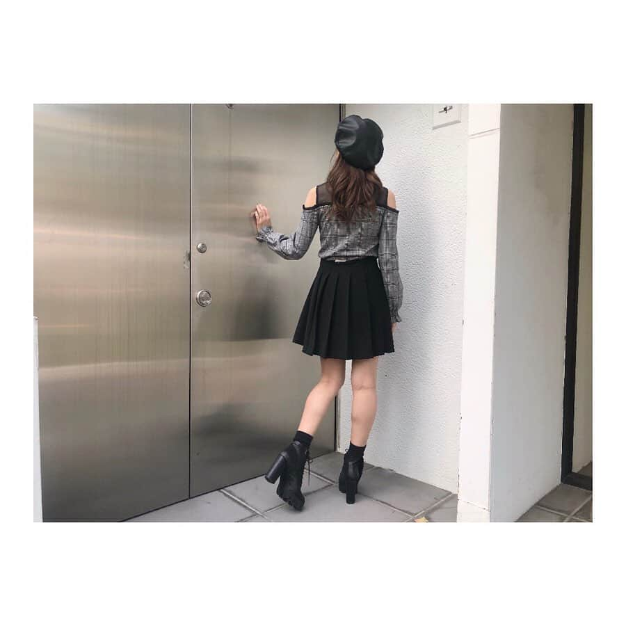 EATMEさんのインスタグラム写真 - (EATMEInstagram)「10.9 update... #EATME #OCTOBER #NEW #ITEM #🌹 ブーツ➡︎発売中 ブラウス、スカート➡︎10.11発売予定 ベレー帽➡︎10月発売予定 ソックス➡︎参考商品 . TOP画面のURLからEATME WEB  STOREをCHECK💁🏻‍♀️ @eatme_japan . オーガンジーコンビブラウス（ #BLOUSE ） ¥9,000（＋tax） COLOR🎨:MIX.PNK.BLK SIZE📐:FREE . アシンメトリープリーツスカート（ #SKIRT ） ¥9,000（＋tax） COLOR🎨:BLK.PNK.MIX SIZE📐:S.M . エンブロイダリーベレー帽（ # BERET ） ¥5,000（+tax） COLOR🎨:BLK.MIX . チャンキーヒールショートブーツ（ #BOOTS ） ¥13,880（+tax） COLOR🎨:BLK.PNK.MIX SIZE📐:S（22.5cm) M（23.5cm）、L（24.5cm） . #EATME_COORDINATE #eatmejapan #イートミー #fetishmode #2019aweatme #VINTAGEAFTERNOONTEA #益若つばさ #tsubasamasuwaka #fashion #japan #tokyo #harajuku #osaka #umeda #原宿 #大阪 #梅田エスト #instagood #like4like」10月9日 15時00分 - eatme_japan