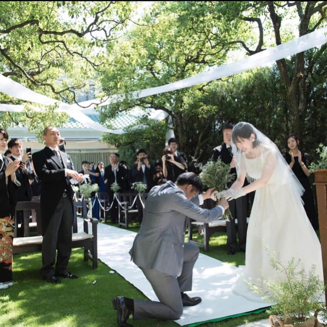メゾン・ド・タカ芦屋さんのインスタグラム写真 - (メゾン・ド・タカ芦屋Instagram)「・ ・〜Natural Garden wedding 〜・ ・ 秋晴れの中行われたSさん＆Mさんの結婚式🌿 穏やかであたたかい雰囲気の挙式でした。 ・ 新郎さまの〝ブーケプロポーズ〟から始まり、リングボーイ君は小さなかわいい王子様のようでした👶 ・ リングピローと一緒にお気に入りの車まで渡してしまったけれど、新郎さまが優しく指輪と交換してあげて、とても和やかなシーンに🌿 ・ 挙式のアフターセレモニーでは、皆さんと一緒に青い空へバルーンリリース！🎈 ・ ・ キラキラ輝く太陽の光と緑が溢れる開放的な雰囲気は、笑顔を引き出す魔法のよう。 ・ 木々の下で沢山の笑顔と幸福感に包まれていました🌿 ・ ・ Congratulations on your marriage！ ・ ・ #gardenwedding  #ガーデンウェディング  #ブーケセレモニー  ーーーーーーーーーーーーーーーーーー 結婚式のお問合せやご相談はお気軽にご連絡ください✉️ @maisondetaka_wedding 📞0797-35-1900」10月9日 15時17分 - maisondetaka_wedding