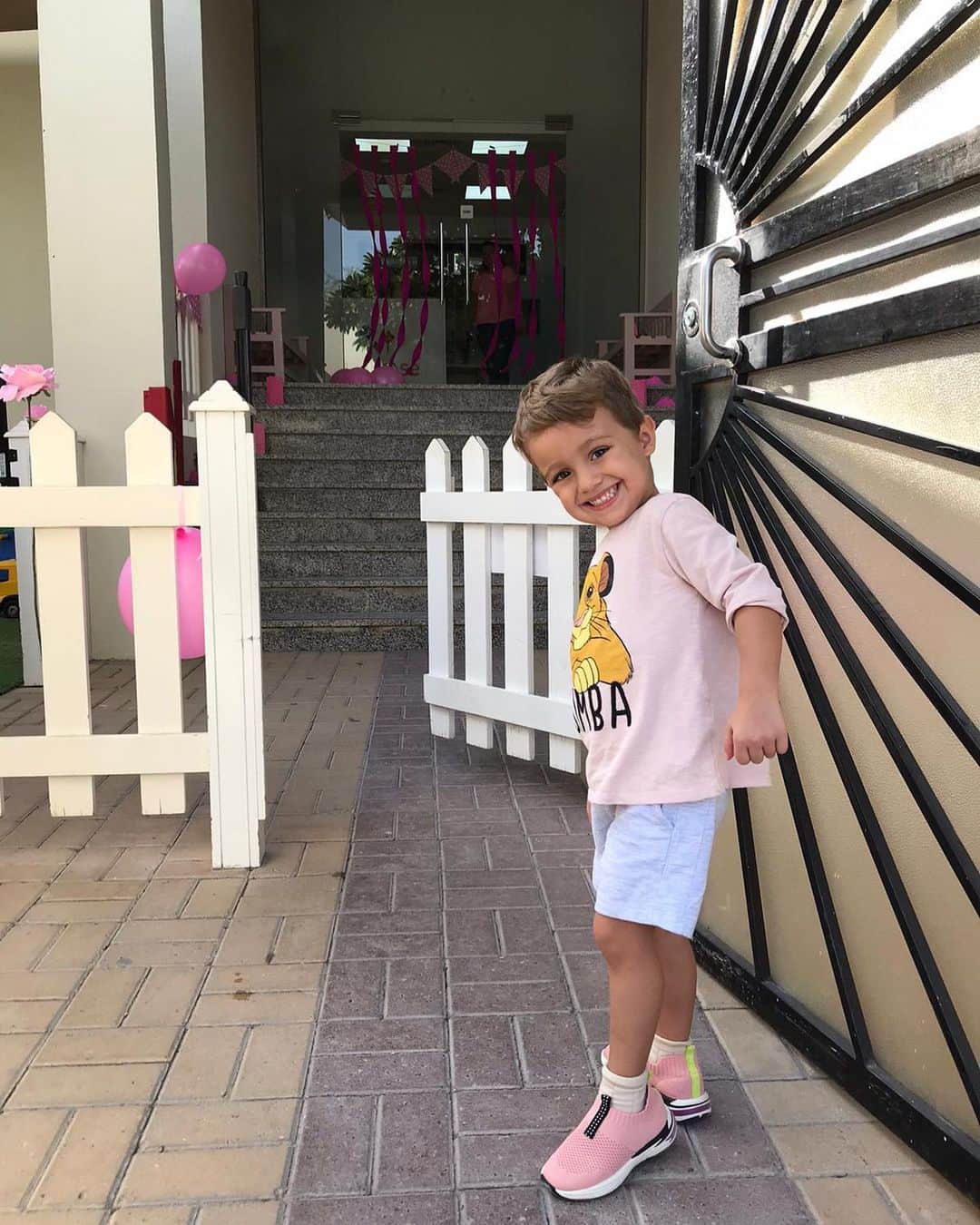 マルク・ムニエッサのインスタグラム：「Pink day at school🎉🎊💖😄」