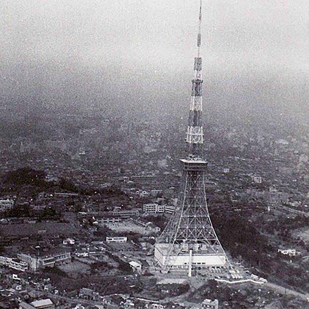 東京タワーさんのインスタグラム写真 - (東京タワーInstagram)「あの頃の東京タワー写真発掘プロジェクト お名前：はらちゃん 撮影年：昭和34年・1959年2月 タイトル：上空からの東京タワー 当時、羽田空港に日本遊覧航空会社が都内遊覧があり、10分間1000円でした。セスナ機で都心を遊覧しました。カメラも粗末な物でしたのではっきりはしておりませんが当時の様子が伺えるかと思います。 #1957_1977 #東京タワー60周年 #東京タワー #tokyotower_official #tokyotower #東京 #tokyo #Japan #도쿄타워 #东京塔 #東京鐵塔 #东京」10月9日 15時28分 - tokyotower_official