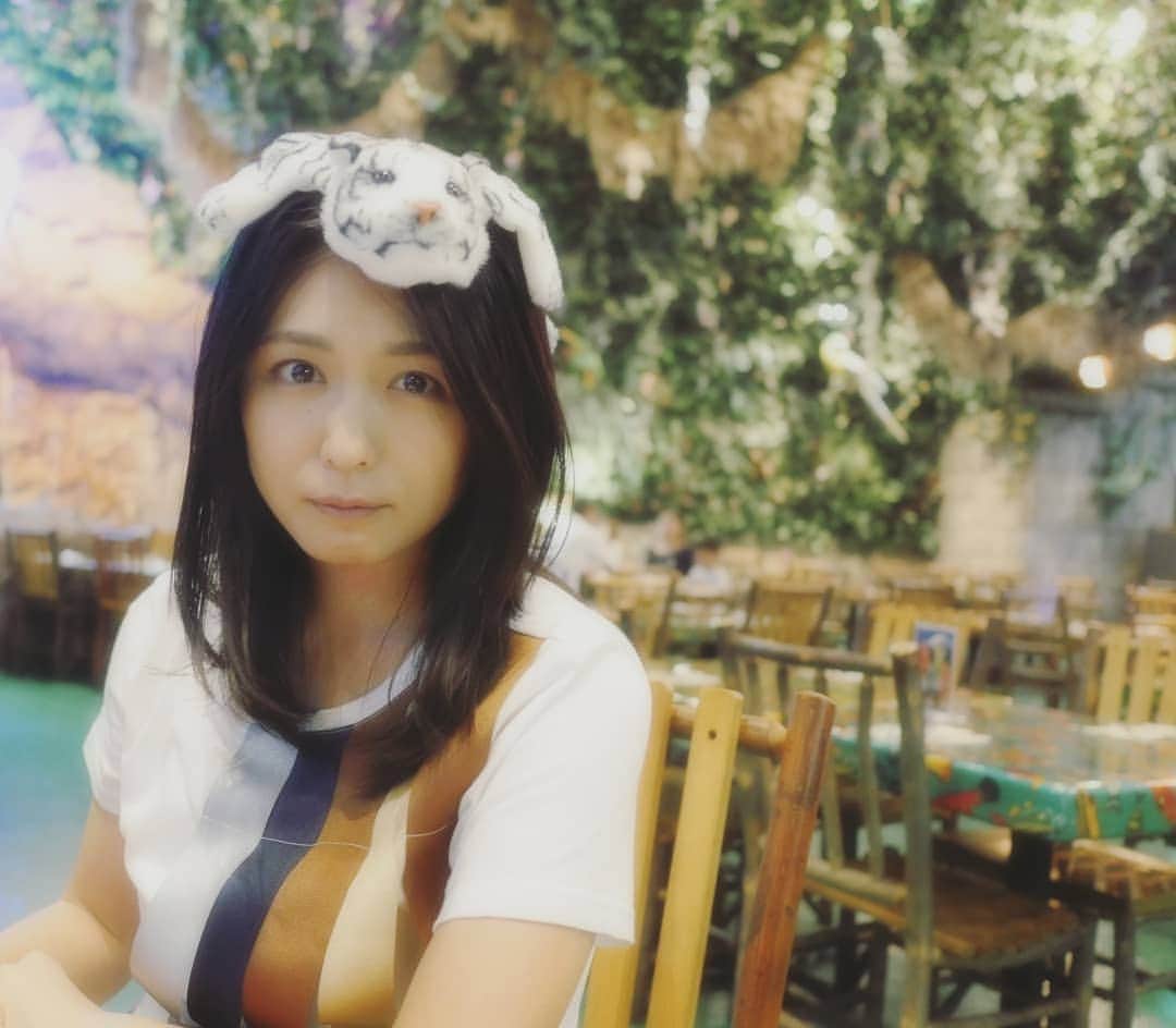 柚月美穂のインスタグラム：「. . ホワイトタイガーゆきえ。 . . レインフォレストカフェ併設のネイチャーなお土産屋さんで ホワイトタイガーの ちいさな敷物に心を奪われるの 可愛すぎるでしょ。 . . アタマにノセテモカワイイヨ。 . . #川村ゆきえ #柚月美穂 . #IKSPIARI #イクスピアリ #rainforestcafe  #レインフォレストカフェ  #ホワイトタイガー . #LUMIX #gh4 #leica . #Japanese #Actor #cameraman #camerawoman #picoftheday #instagood #fashion #happy #followme #follow #art #me #instadaily #style #photography #fun #instalike #igersInstagrammers #photo #tokyo」