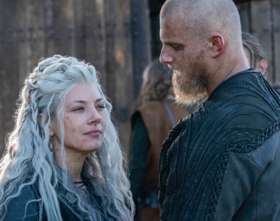 キャサリン・ウィニックのインスタグラム：「Smiling because @historyvikings returns for its final season on Dec 4. Be sure to check out the trailer for the epic new season on their Facebook page. ⚔️ #vikings」
