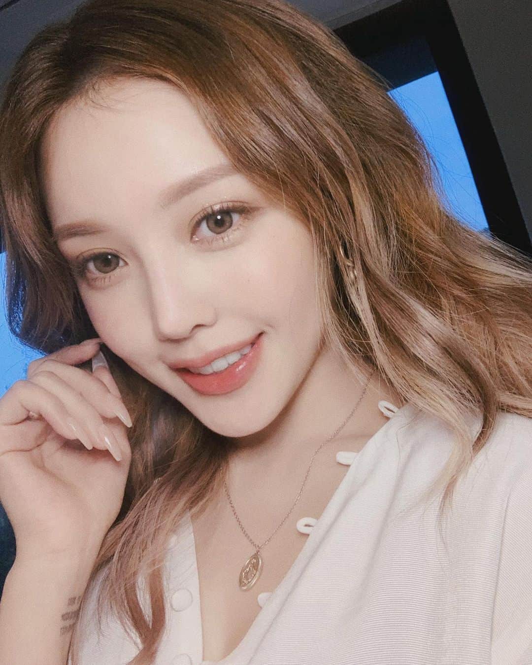 ポニーのインスタグラム：「블랙으로 덮어버릴까요...?😀」