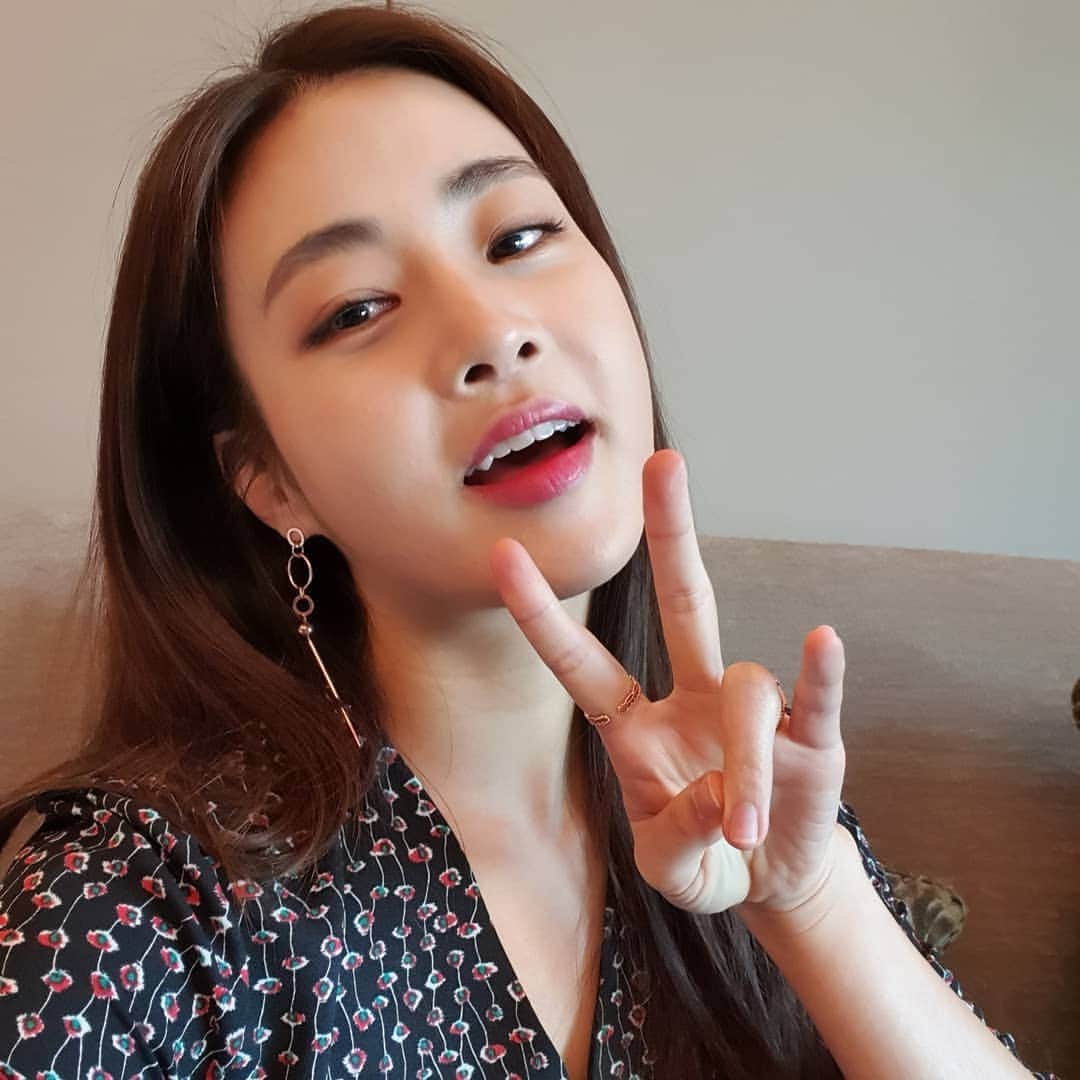 カン・ソラのインスタグラム：「#indonesia #jakarta  #koreaindonesiafilmfestival2019  #Bebas #free #Sunny」