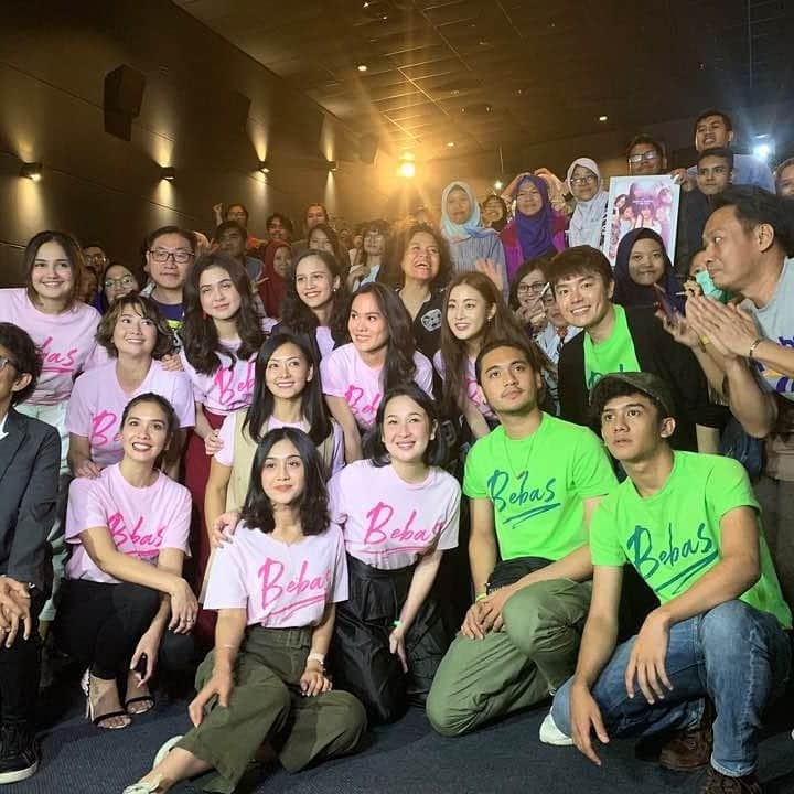 カン・ソラのインスタグラム：「With #Maizura #Sheryl #Pricil #Zulfa #Lutesha #Marsha #Susan #Indy #Kevin #Syifa #Bebas」