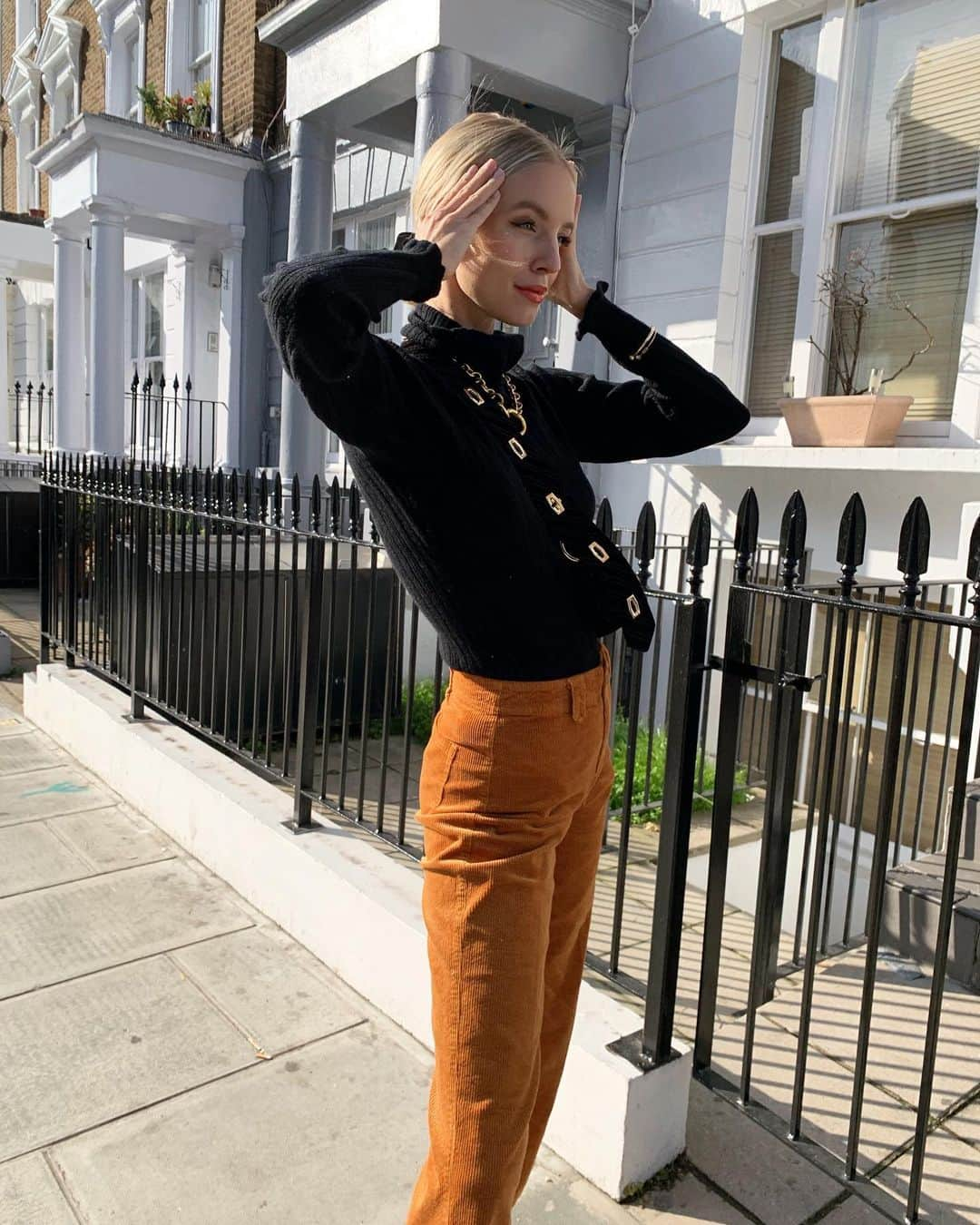 レオニー・ハンネさんのインスタグラム写真 - (レオニー・ハンネInstagram)「Easy autumn days in London in @PAIGE denim 🖤🍁 Anzeige/Ad  #LIVEINIT #London」10月10日 1時59分 - leoniehanne