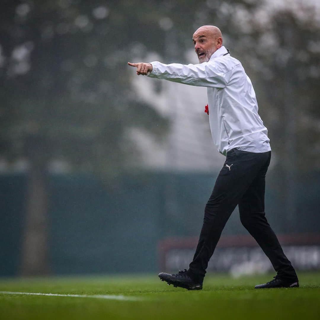 ACミランさんのインスタグラム写真 - (ACミランInstagram)「Rossoneri's first training session with Coach Pioli ⚽ #SempreMilan」10月10日 2時18分 - acmilan