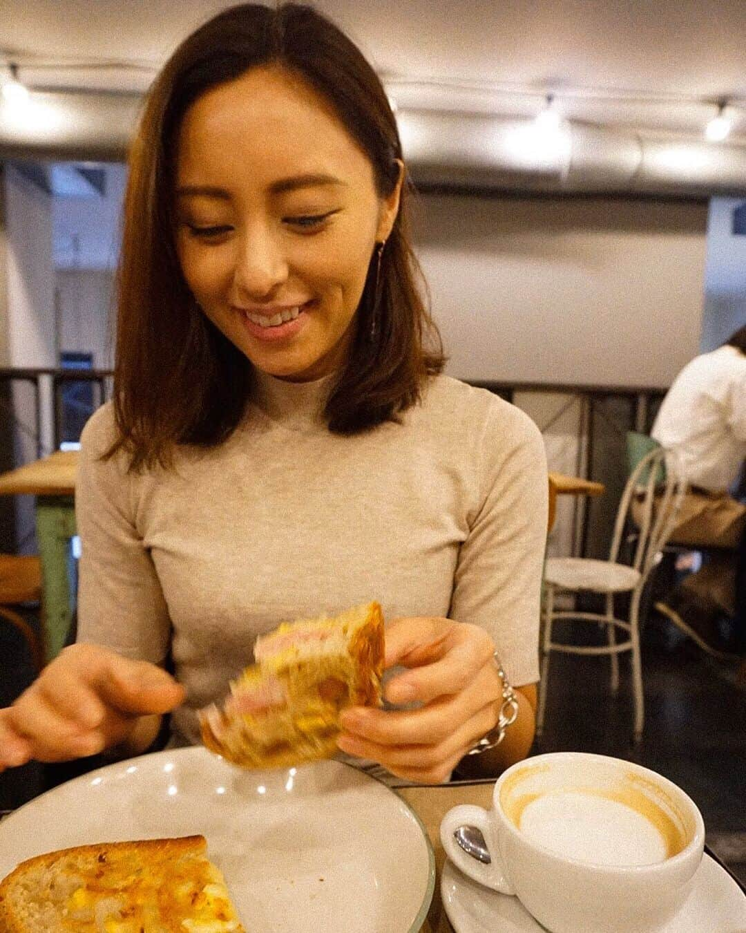 東美樹さんのインスタグラム写真 - (東美樹Instagram)「🇮🇹♥️ My first time in Milan. So far, so good xxx  イタリアの友人オススメのカフェで腹ごしらえ。 #Mikichangin🇮🇹 . #Milan #Italy #travelitaly #Travelmilan #luhch #traveleurope #ヨーロッパ旅行 #タビジョ #女子旅 #ミラノ」10月10日 2時21分 - mikko.36___