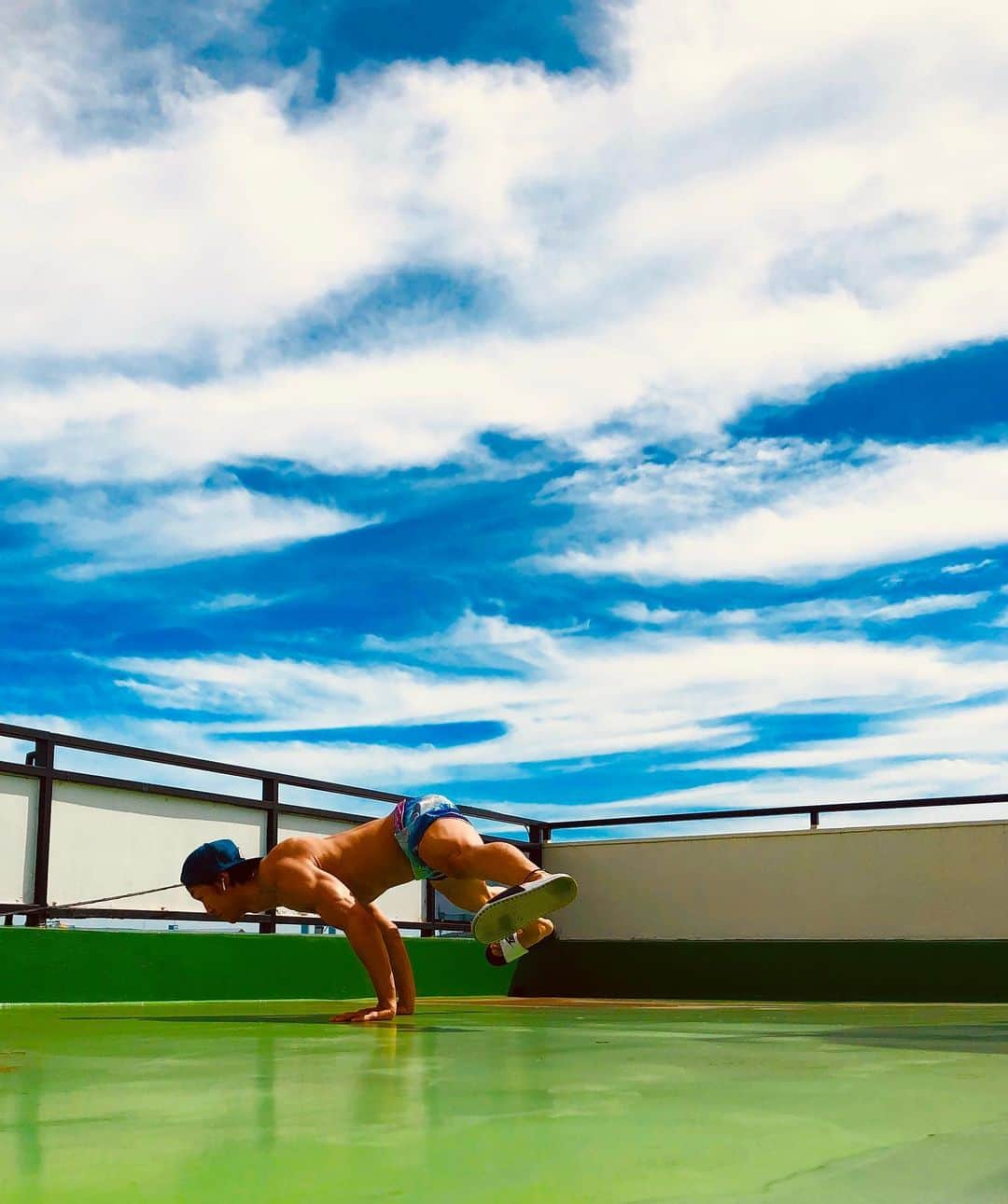 青柳塁斗のインスタグラム：「#improve  #handstand  #倒立 #workout  #training #fitness  #bodymake #sport  #shoulder  #biceps  #triceps #diet #gym #トレーニング  #ワークアウト #筋トレ  #フィットネス」