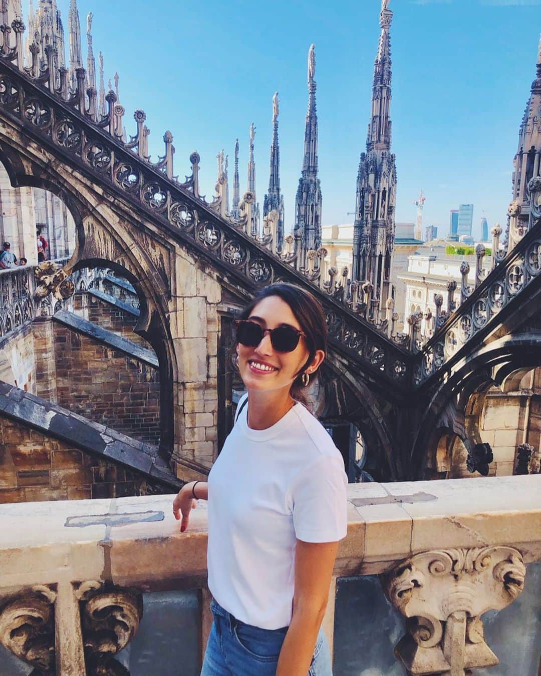ジュディ舞衣のインスタグラム：「Blue skies and old buildings✌️」