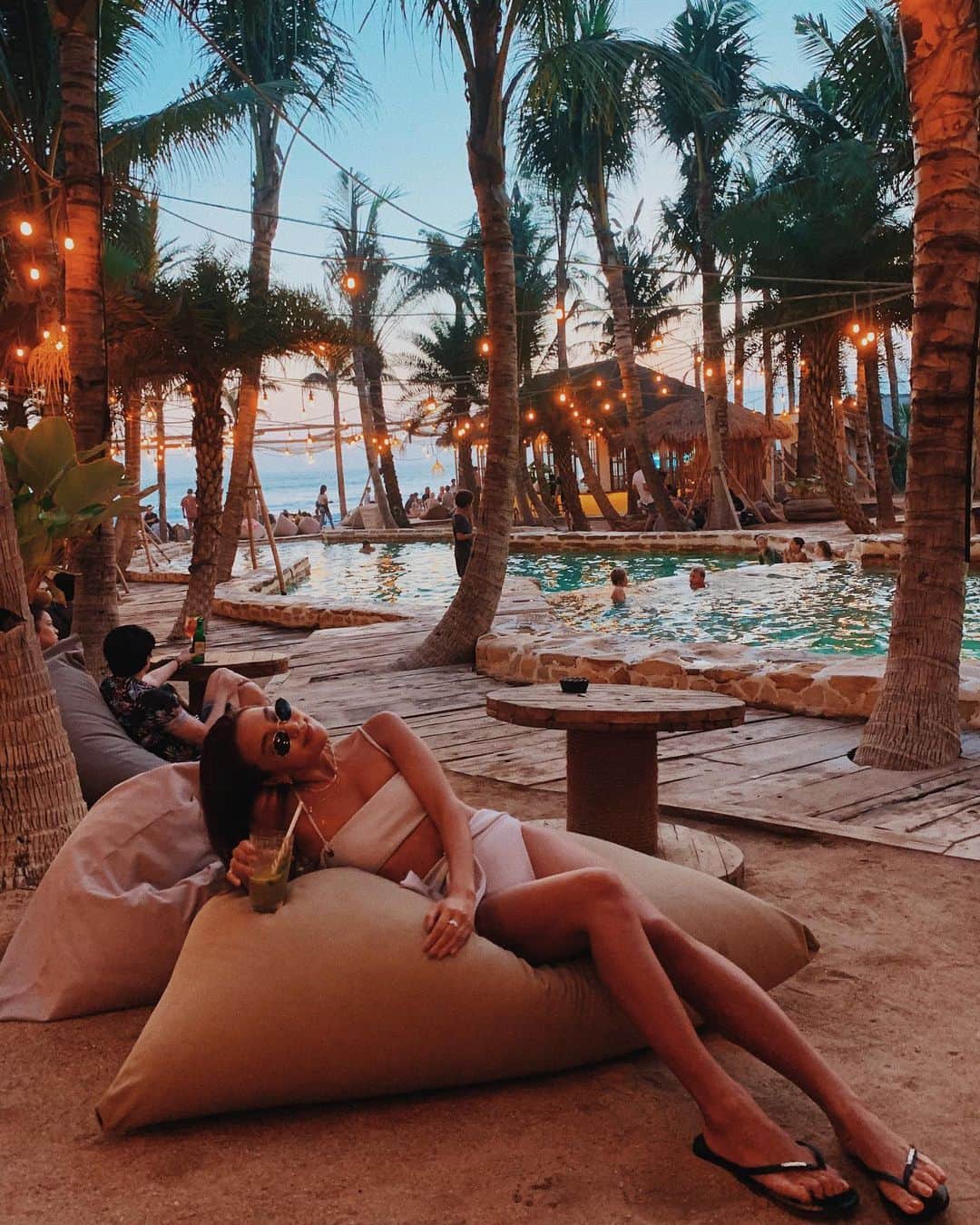 小竹麻美のインスタグラム：「Sunset beach🔥🔥 コモド島へは、バリからトランジットで１時間🛬 バリがとってもオシャレになっていてびっくり🥰🌴✌🏼 📷by @bali_gaido_sugi #bali#canggu#indonesia#trip#sunsetbeach#poolbar#alexiastam#バリ#バリ島」